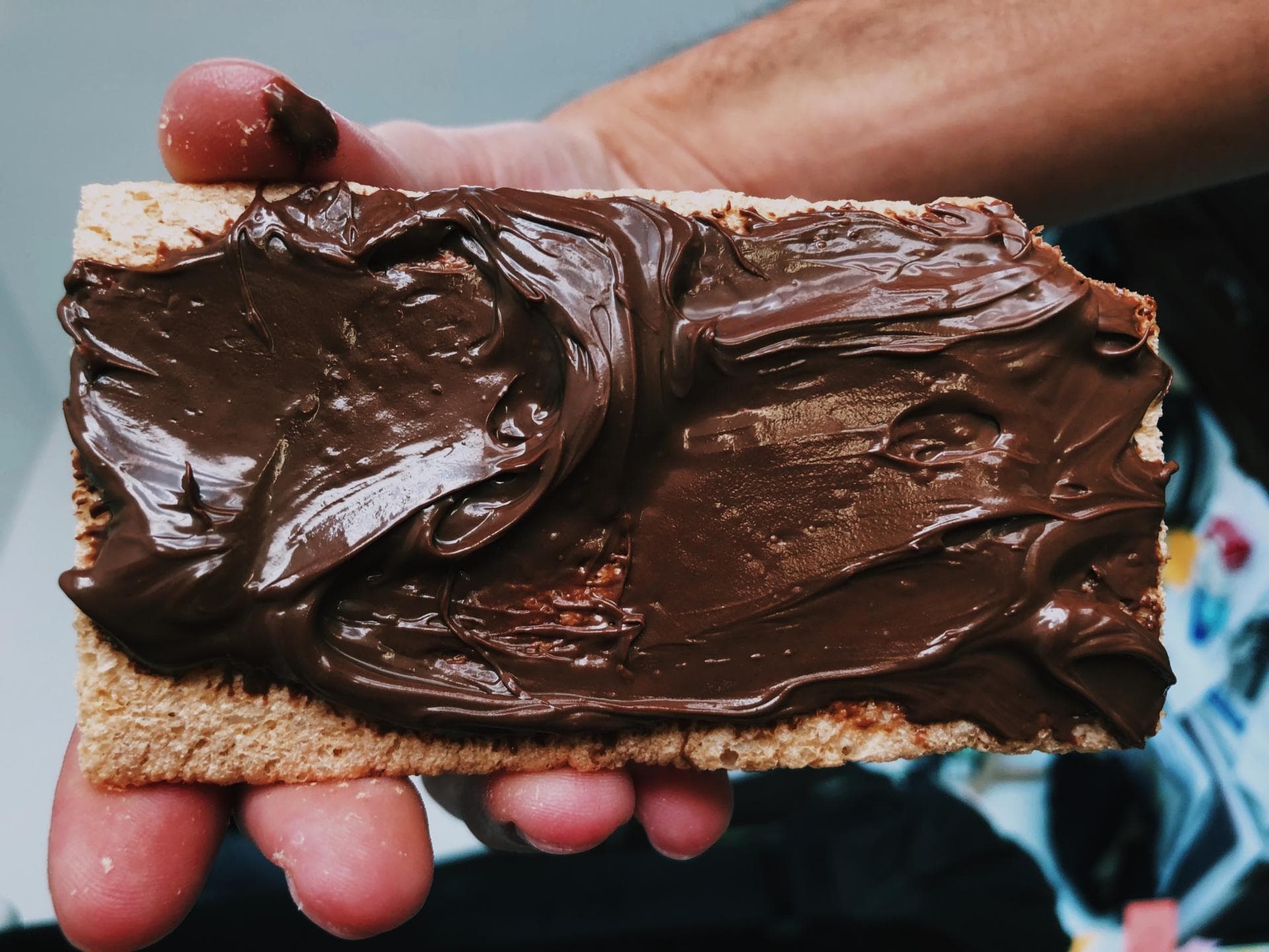 Brot mit Nuss-Nougat-Aufstrich Superlecker: Nuss-Nugat-Aufstrich mit ganz viel Schokolade.