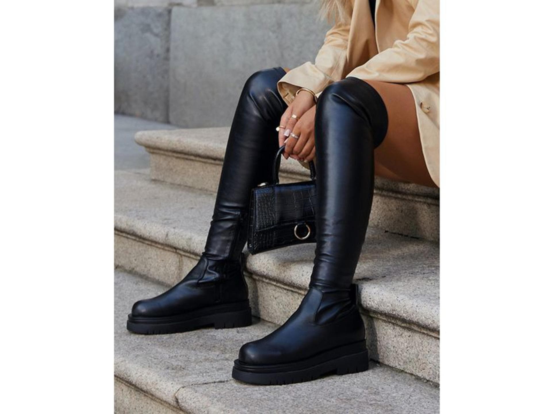 Flache Overknee-Stiefel in Schwarz