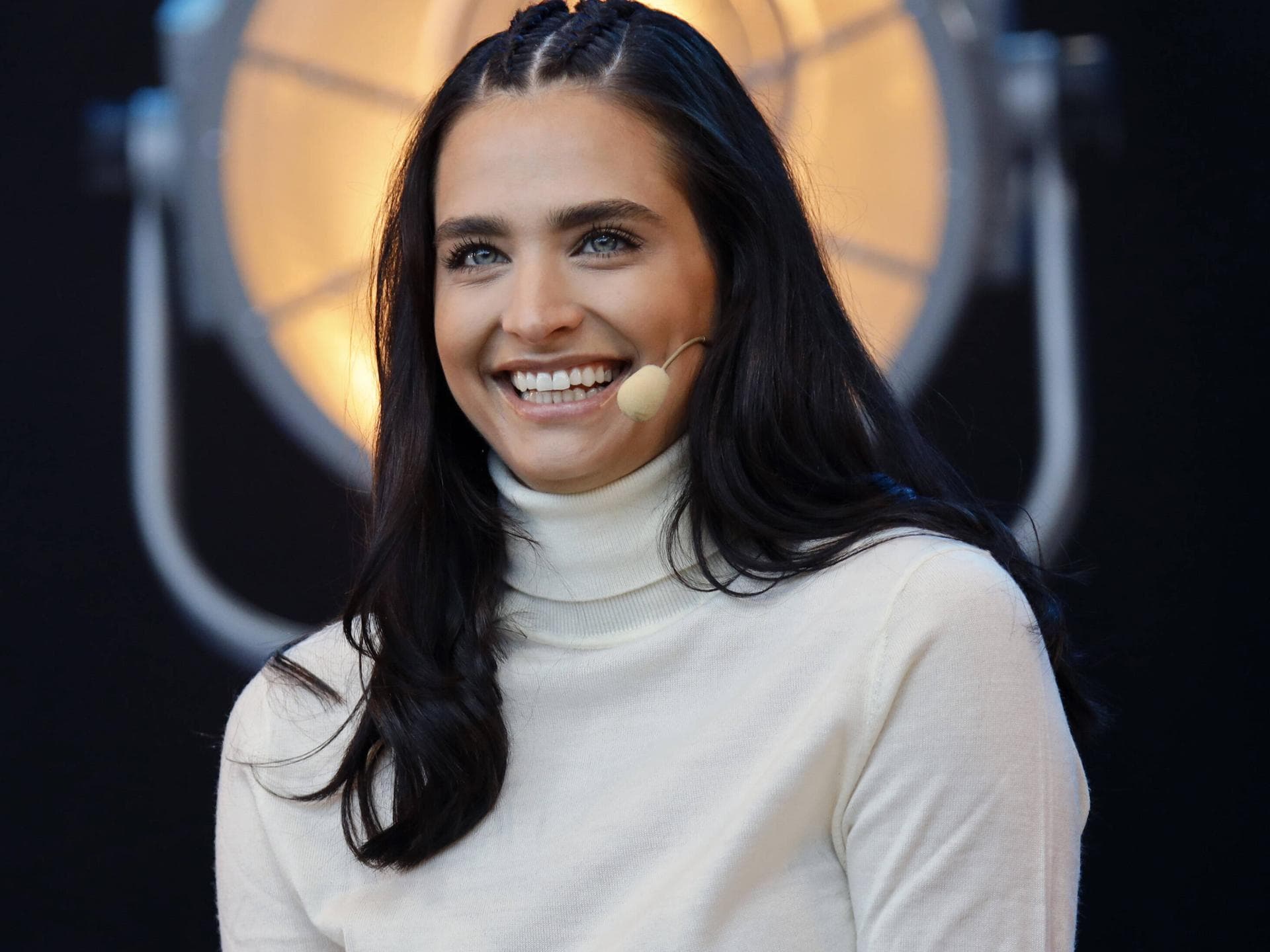Amira Pocher lächelt in die Kamera