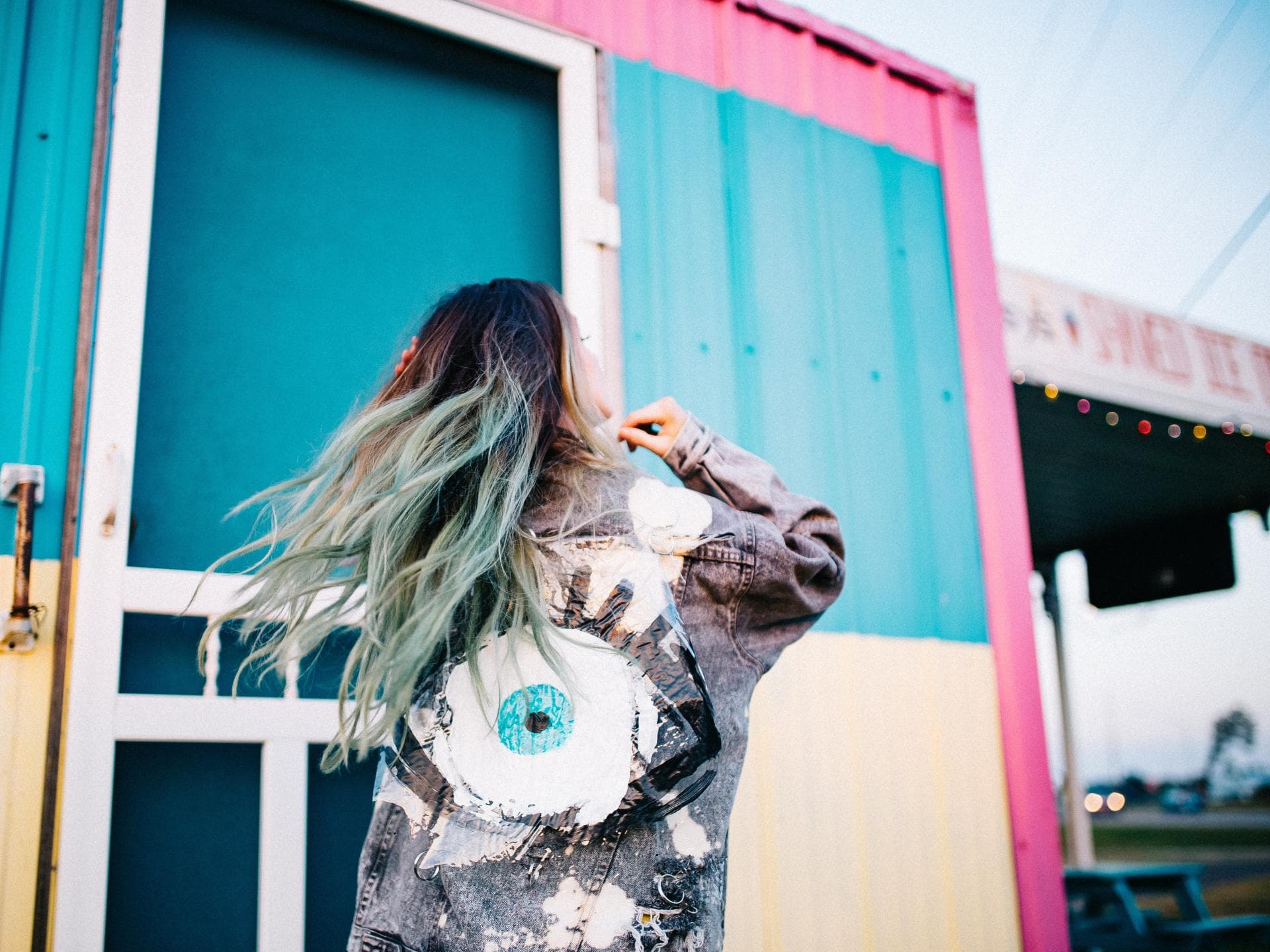 Frau mit bunten Haaren