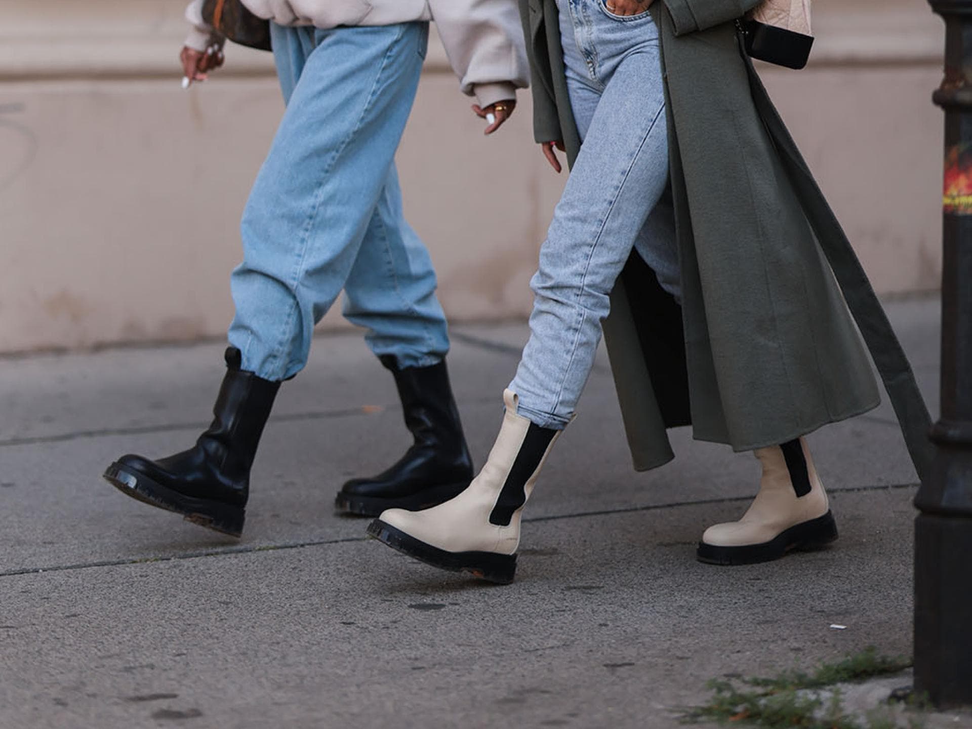 Zwei junge Damen in herbstlichen Looks