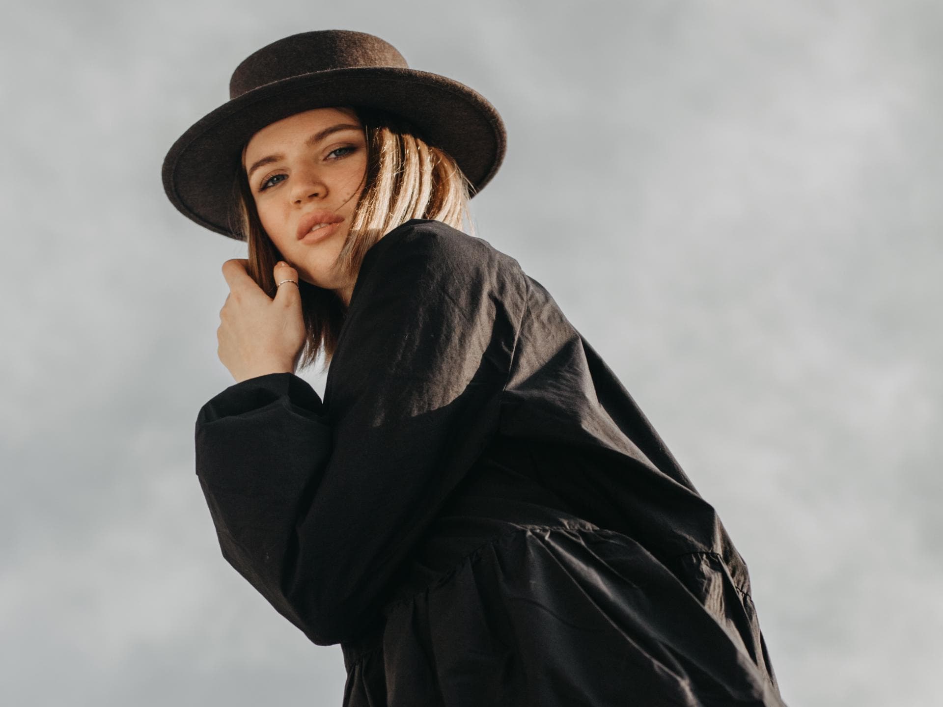 Horoskop Thema Horoskop Thema: Frau in schwarzer Jacke