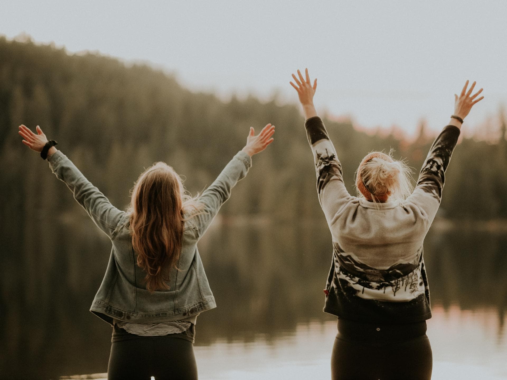 Horoskop: Zwei Frauen am See