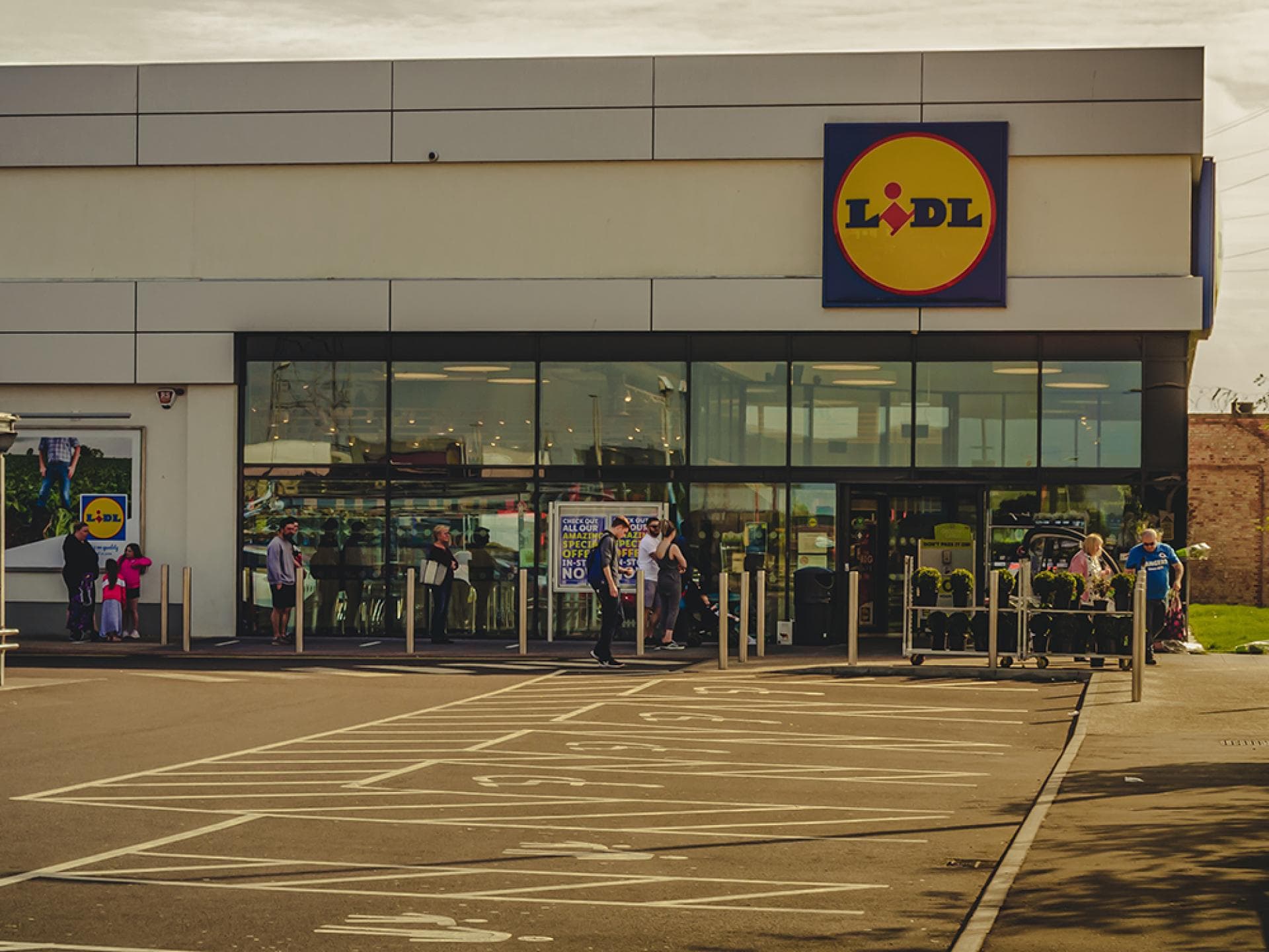Lidl Filiale mit Kunden Lidl Filiale mit Kunden
