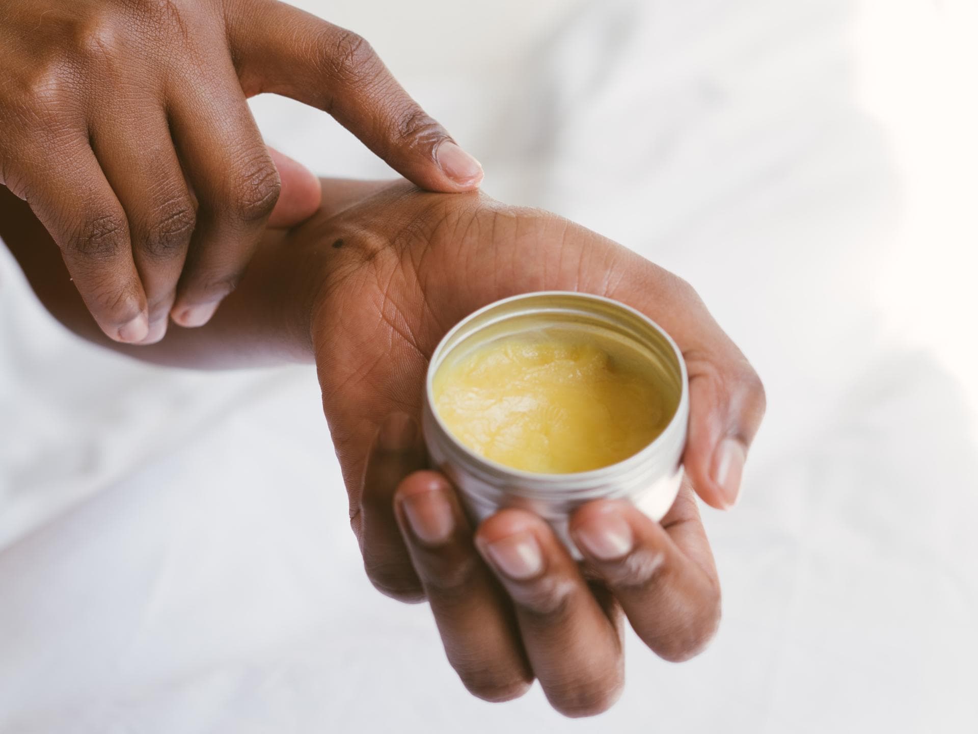 Hand hält Melkfett Creme Tube Hand hält Melkfett Creme Tube