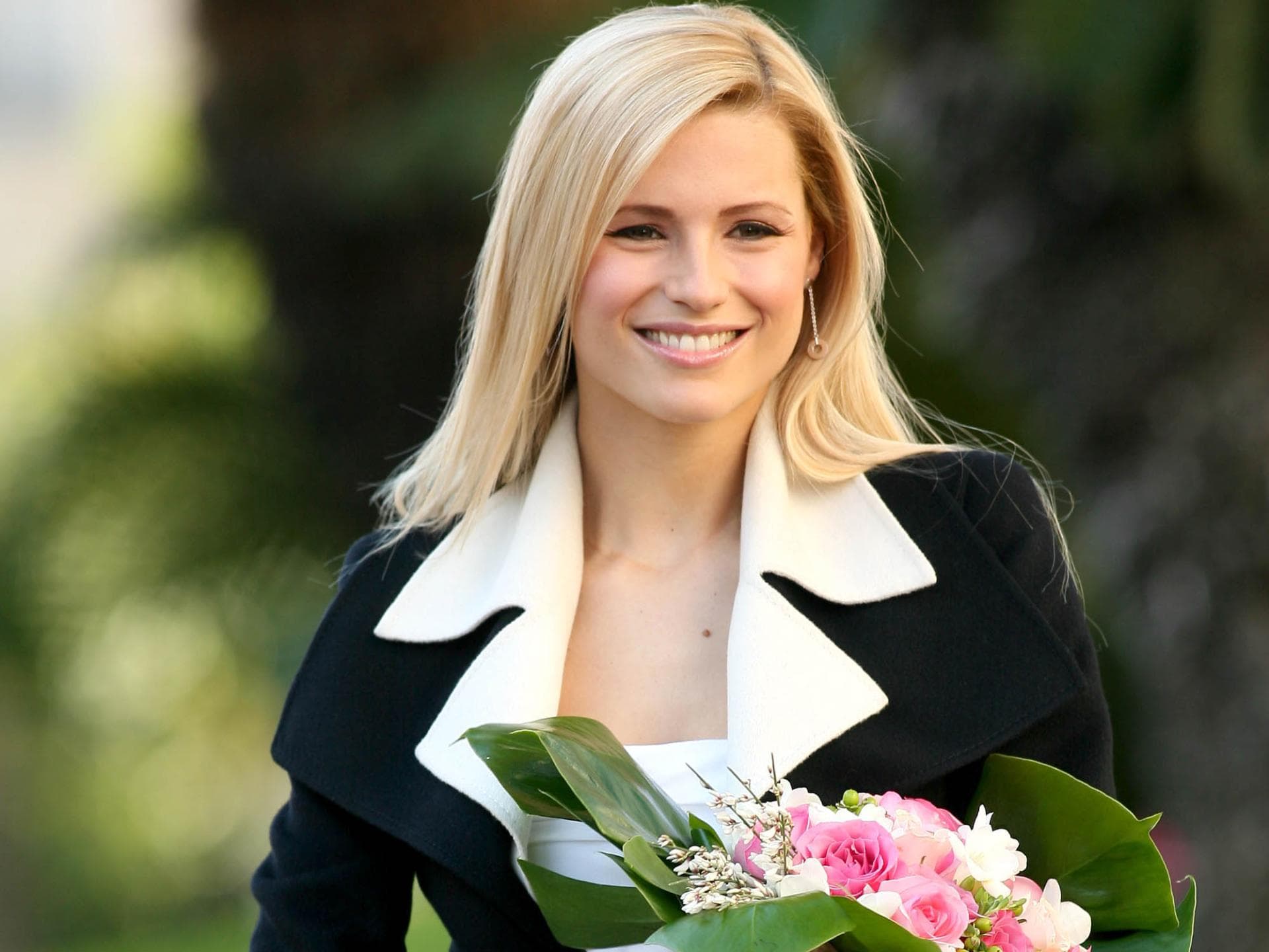 Michelle Hunziker 2007 mit Blumen in der Hand