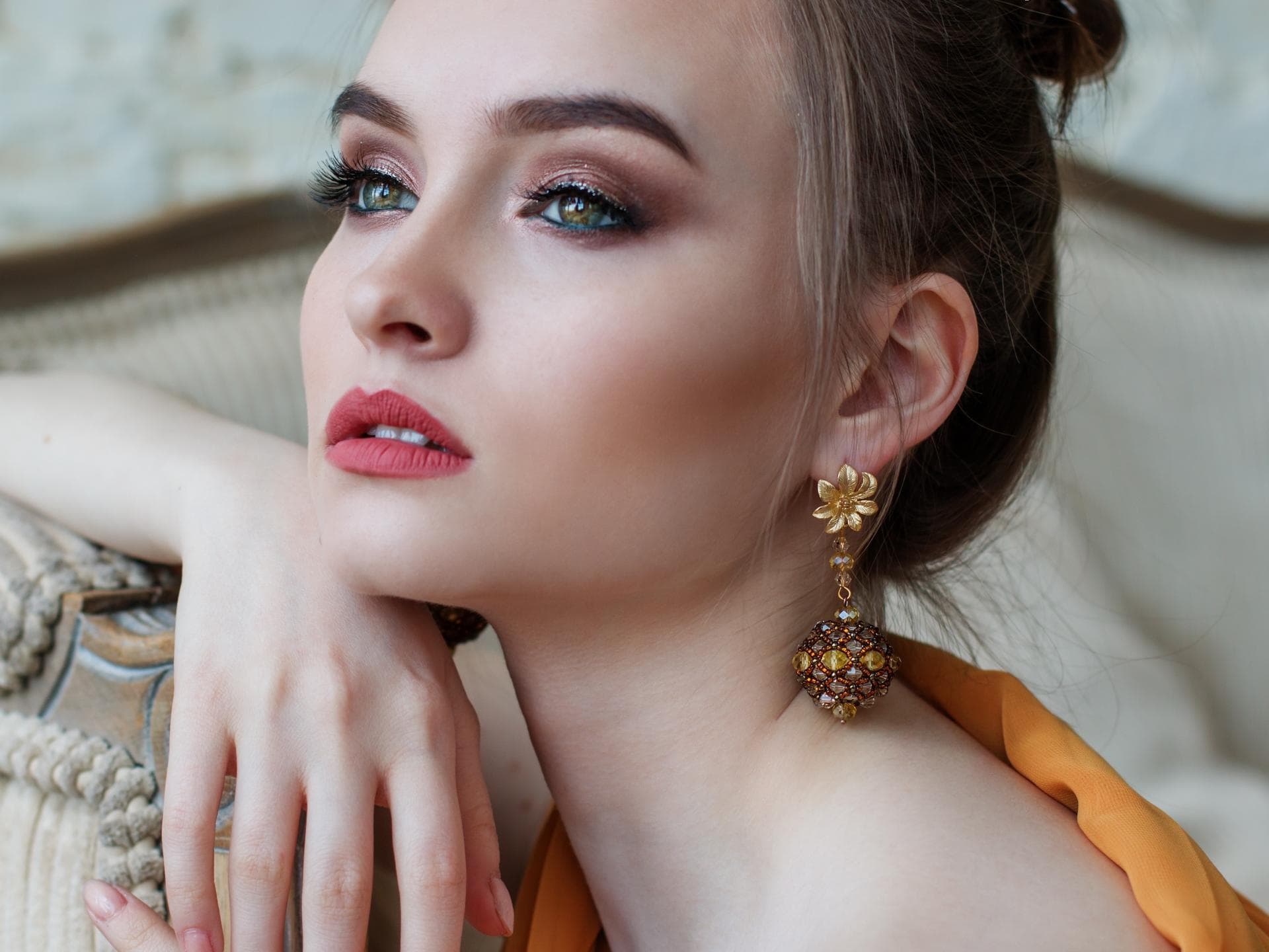 Frau mit glitzerndem Lidschatten Frau mit glitzerndem Lidschatten