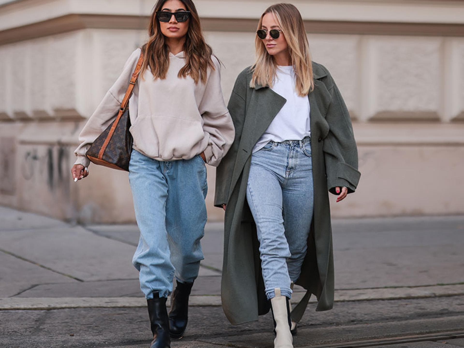 Zwei junge Frauen mit Jeans