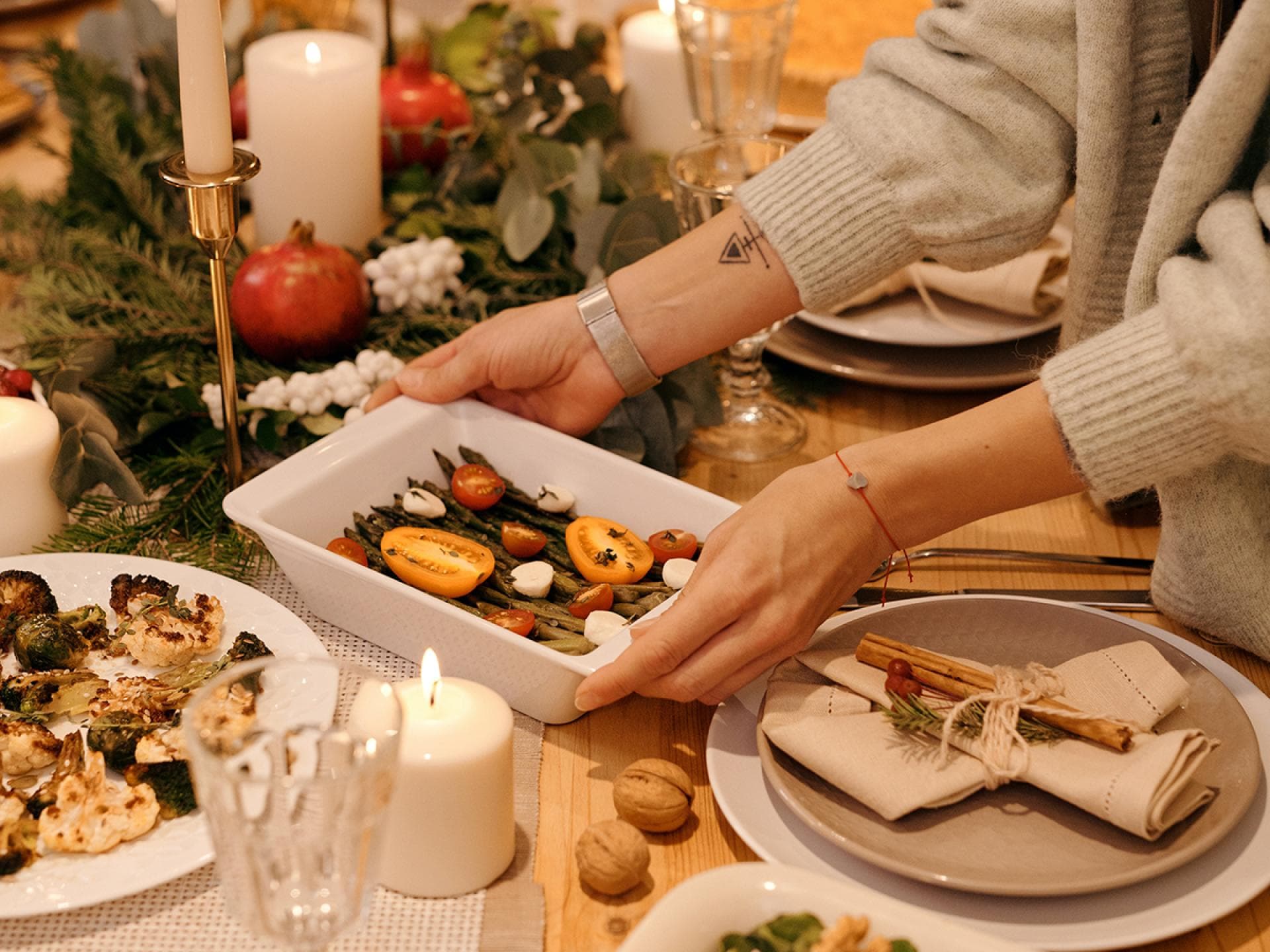 Weihnachtstisch mit Gerichten
