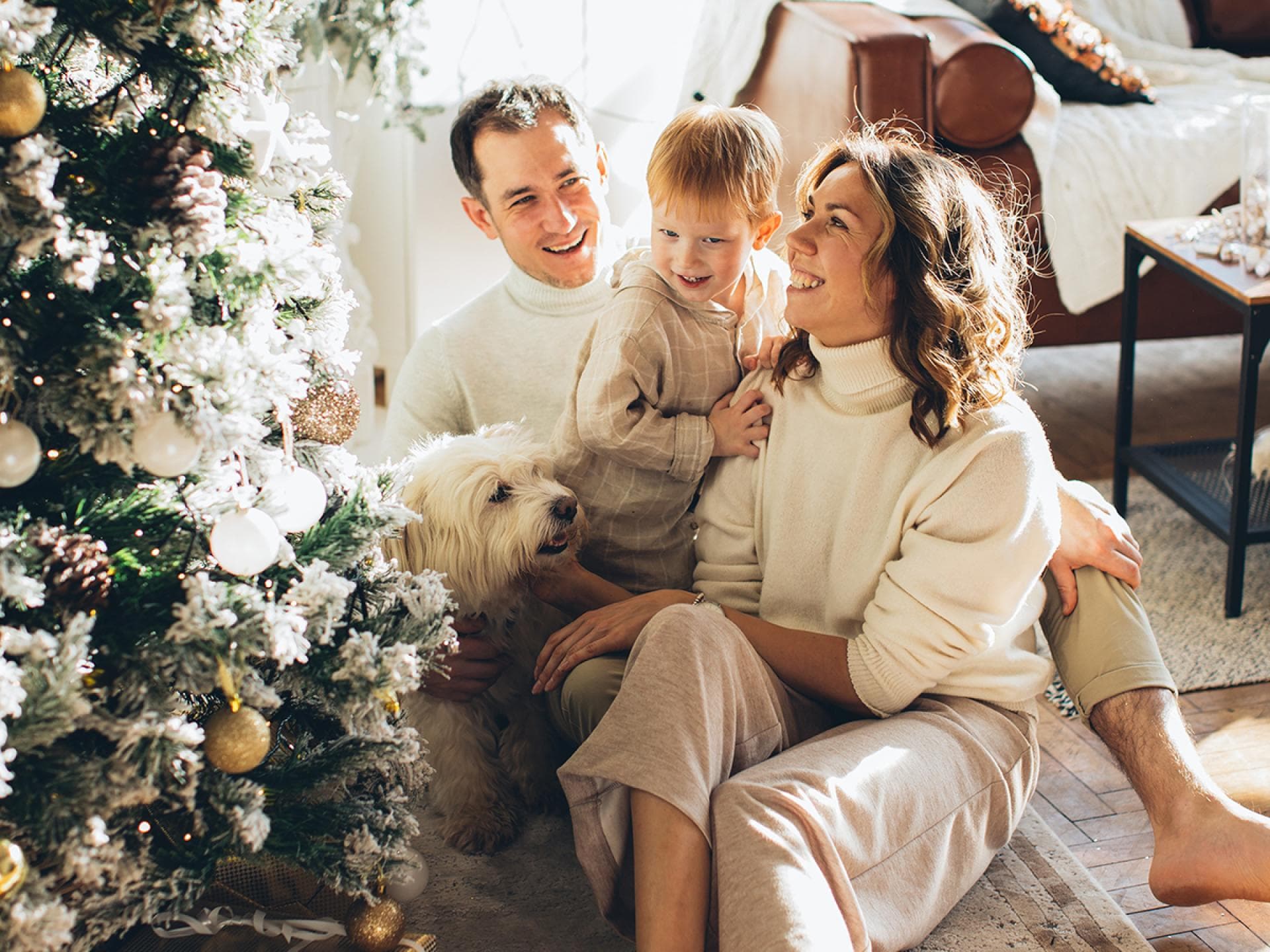 Glückliche Familie unter Weihnachtsbaum
