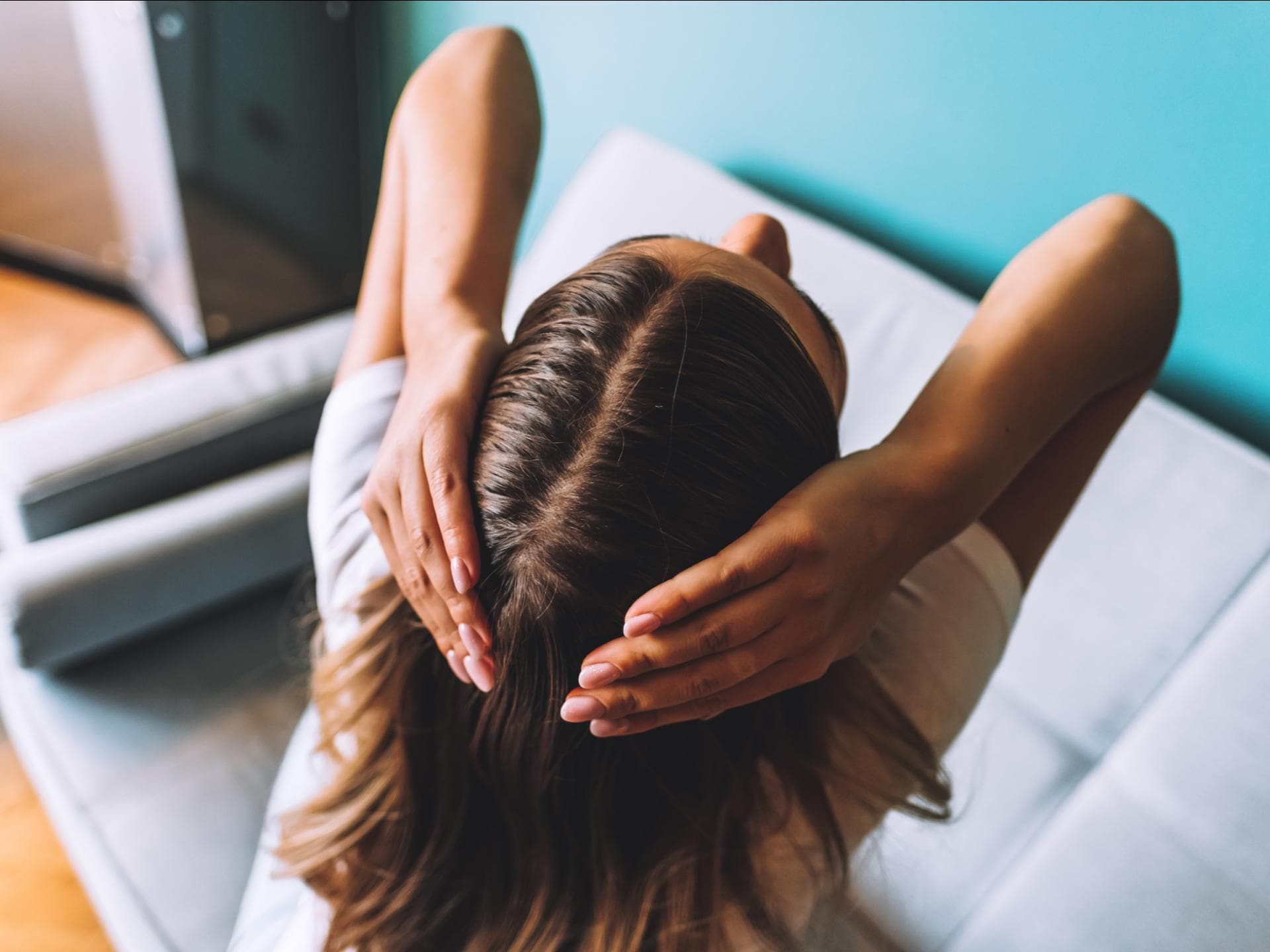 Fettige Haare einer Frau