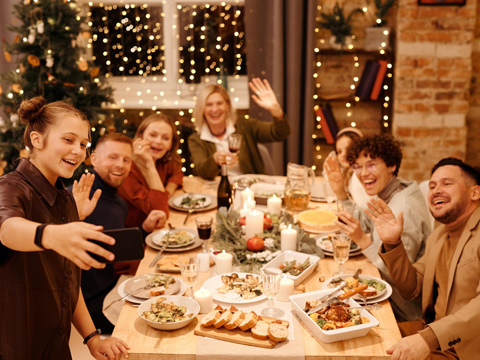 Glückliche Familie am Weihnachtstisch