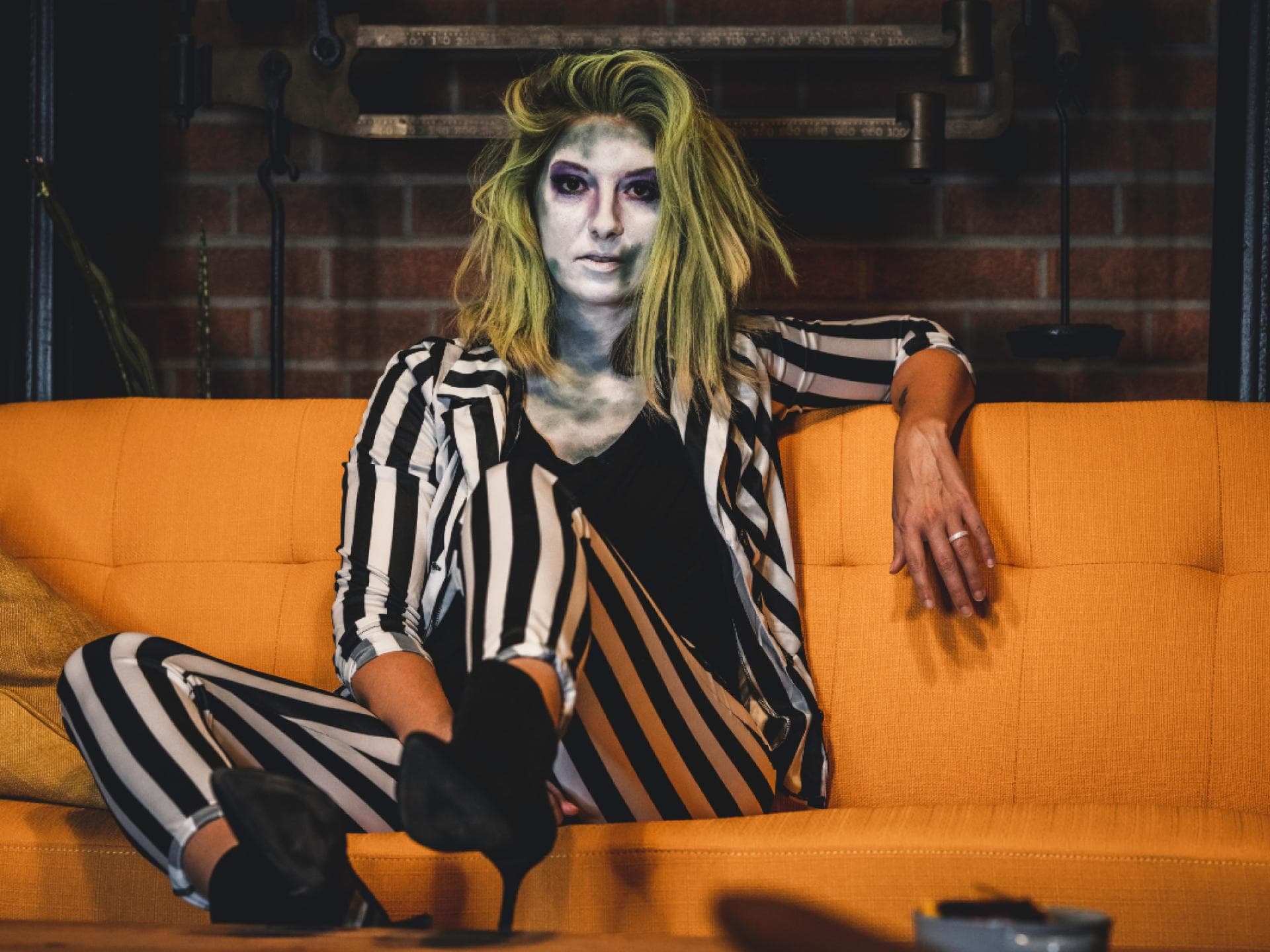 Frau trägt Halloweenkostüm