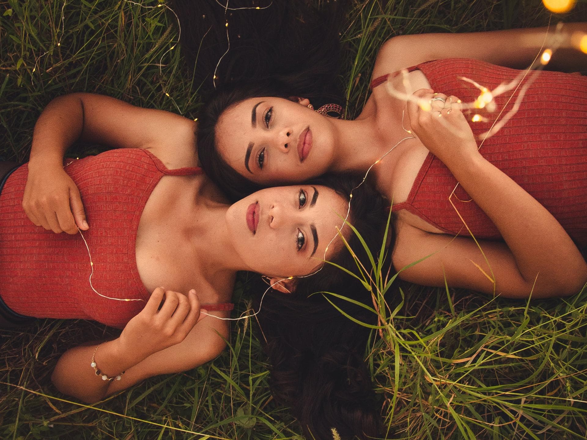 Horoskop Thema Horoskop Thema: Frauen liegen im Gras