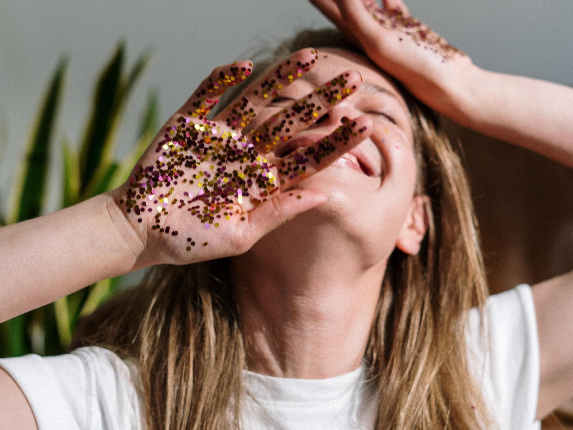Horoskop Thema Horoskop Thema: Frau mit Glitzer an den Händen
