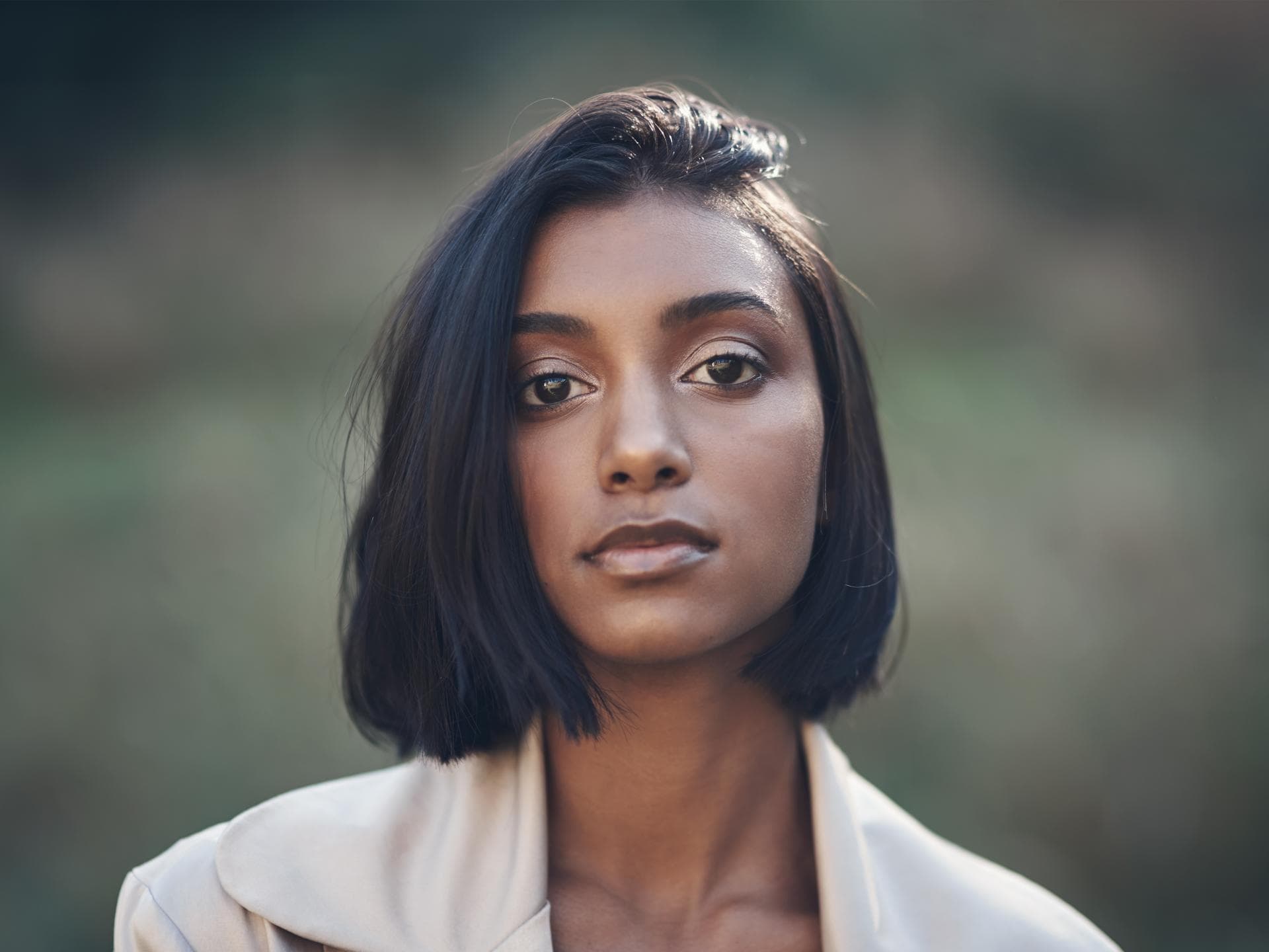 Side Part Bob Frau mit schwarzen Haaren