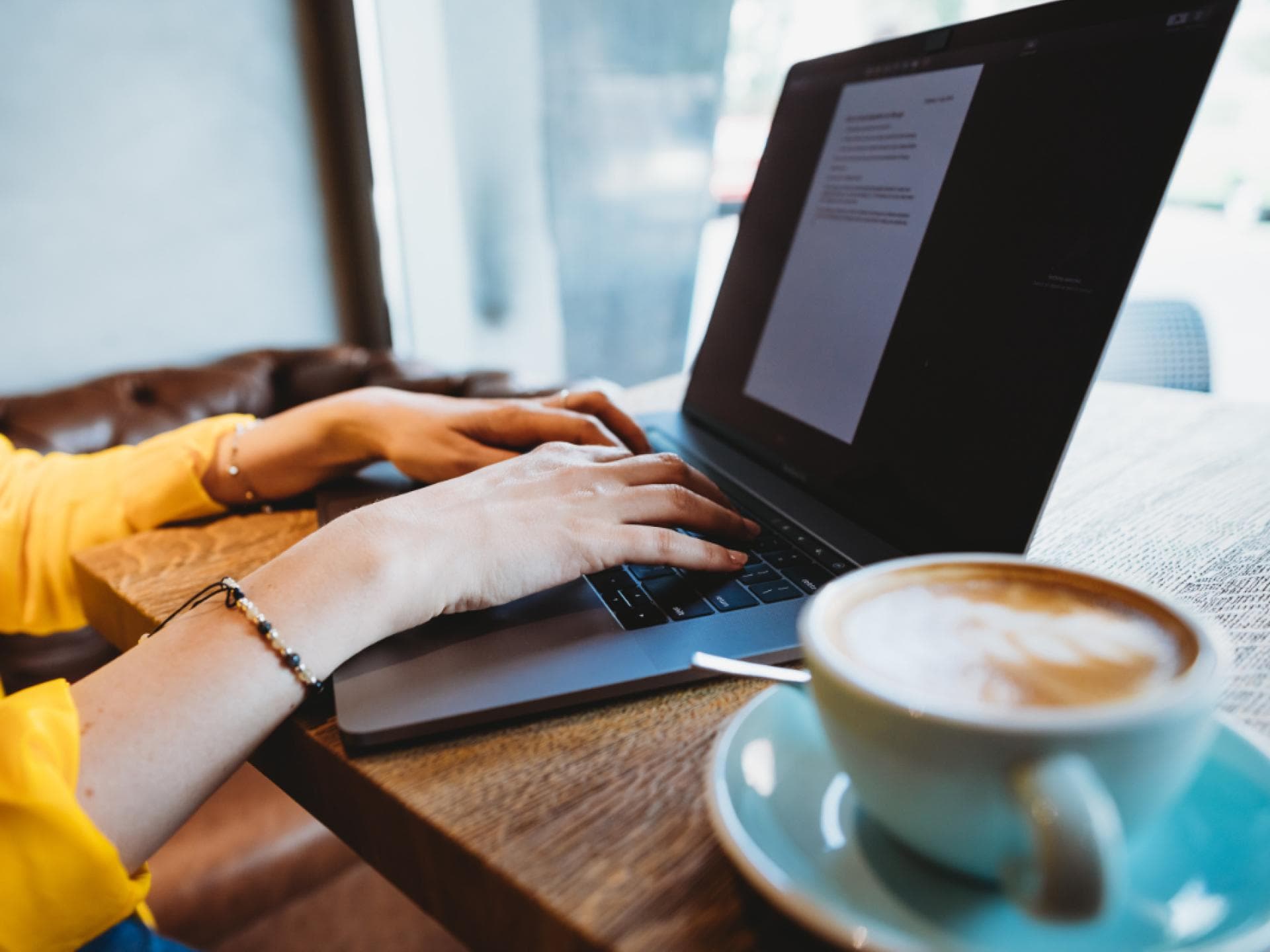 Kaffee beim Arbeiten