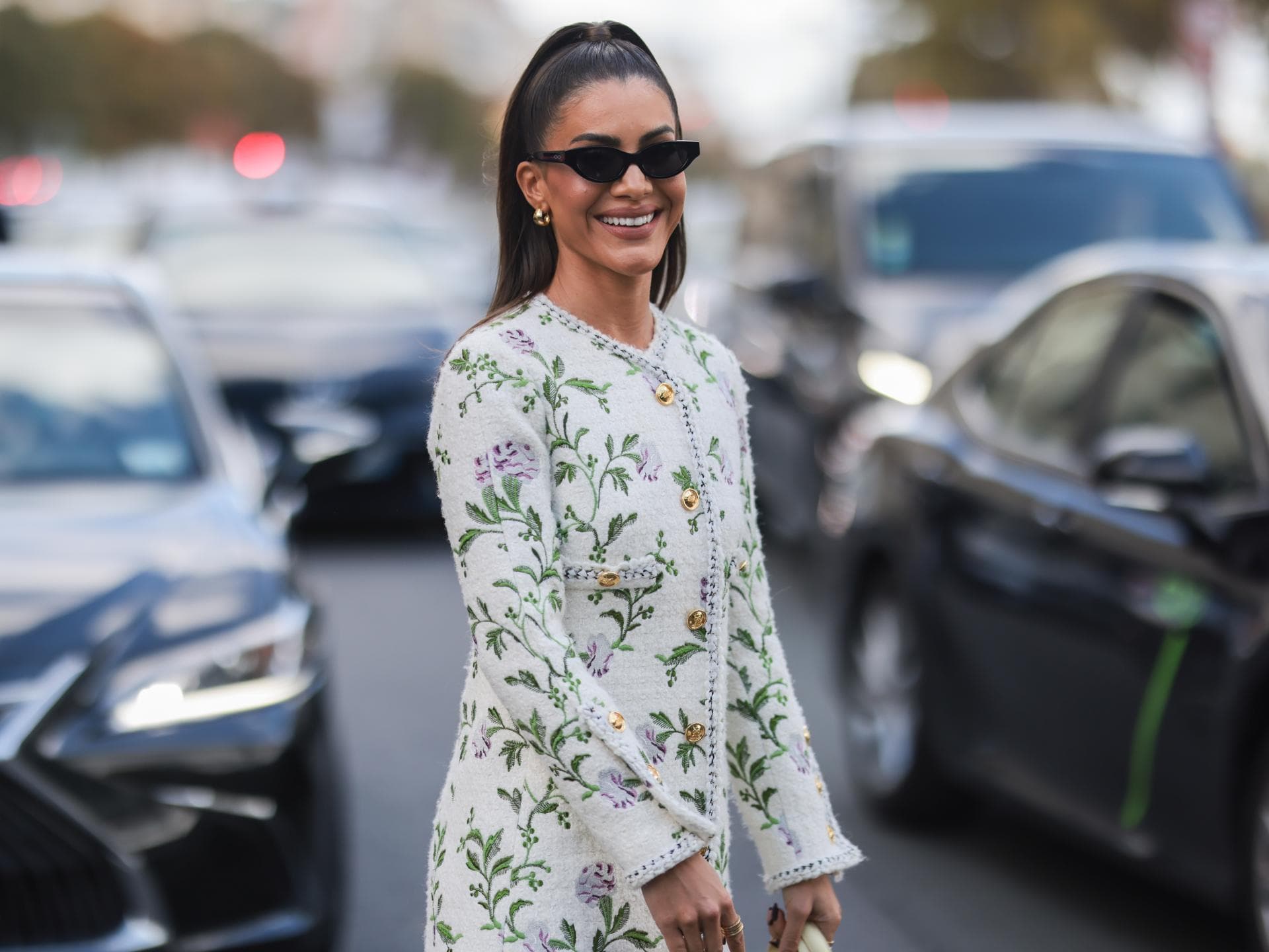 Influencerin trägt Kleid