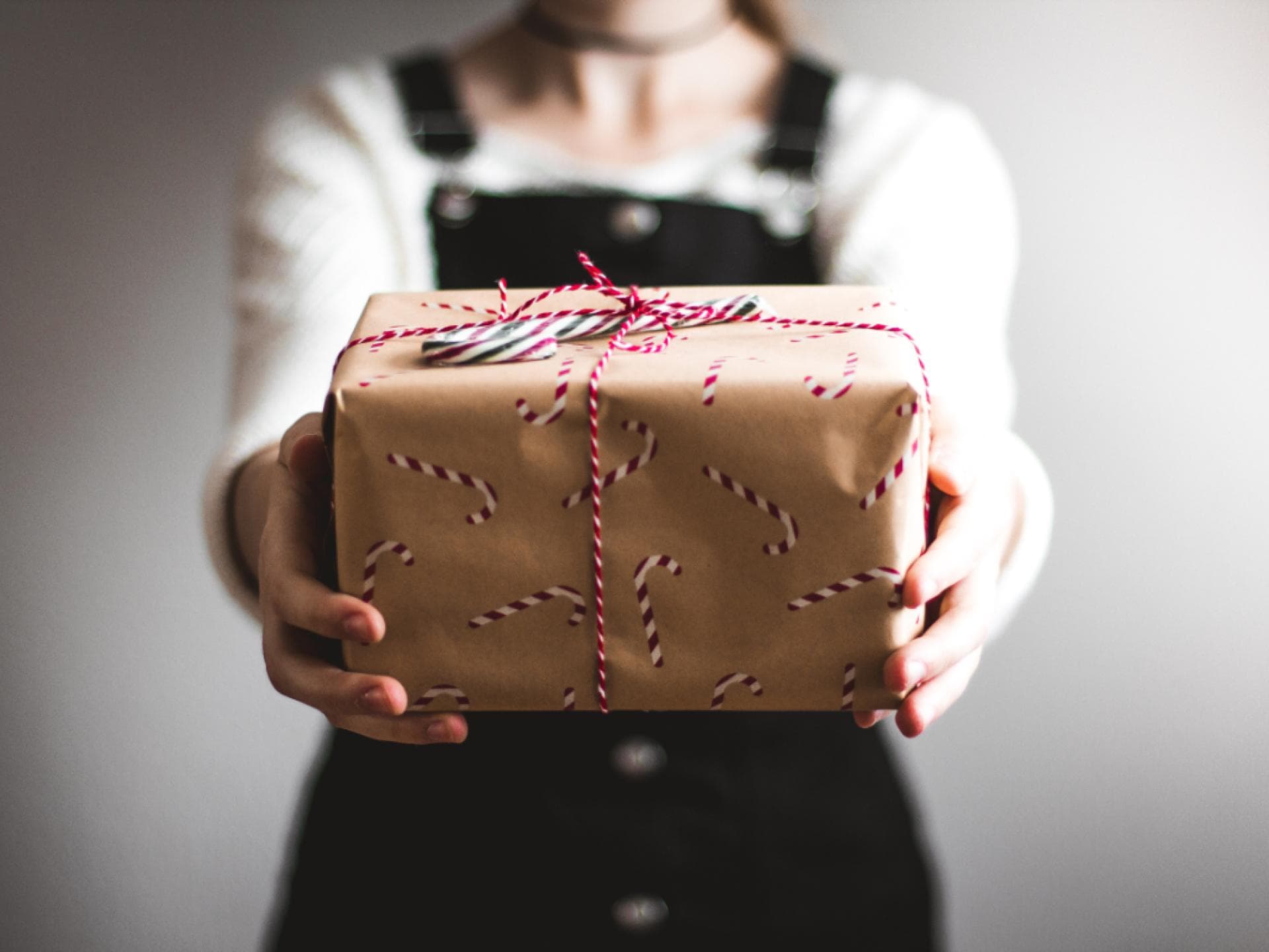 Frau mit Geschenk in der Hand