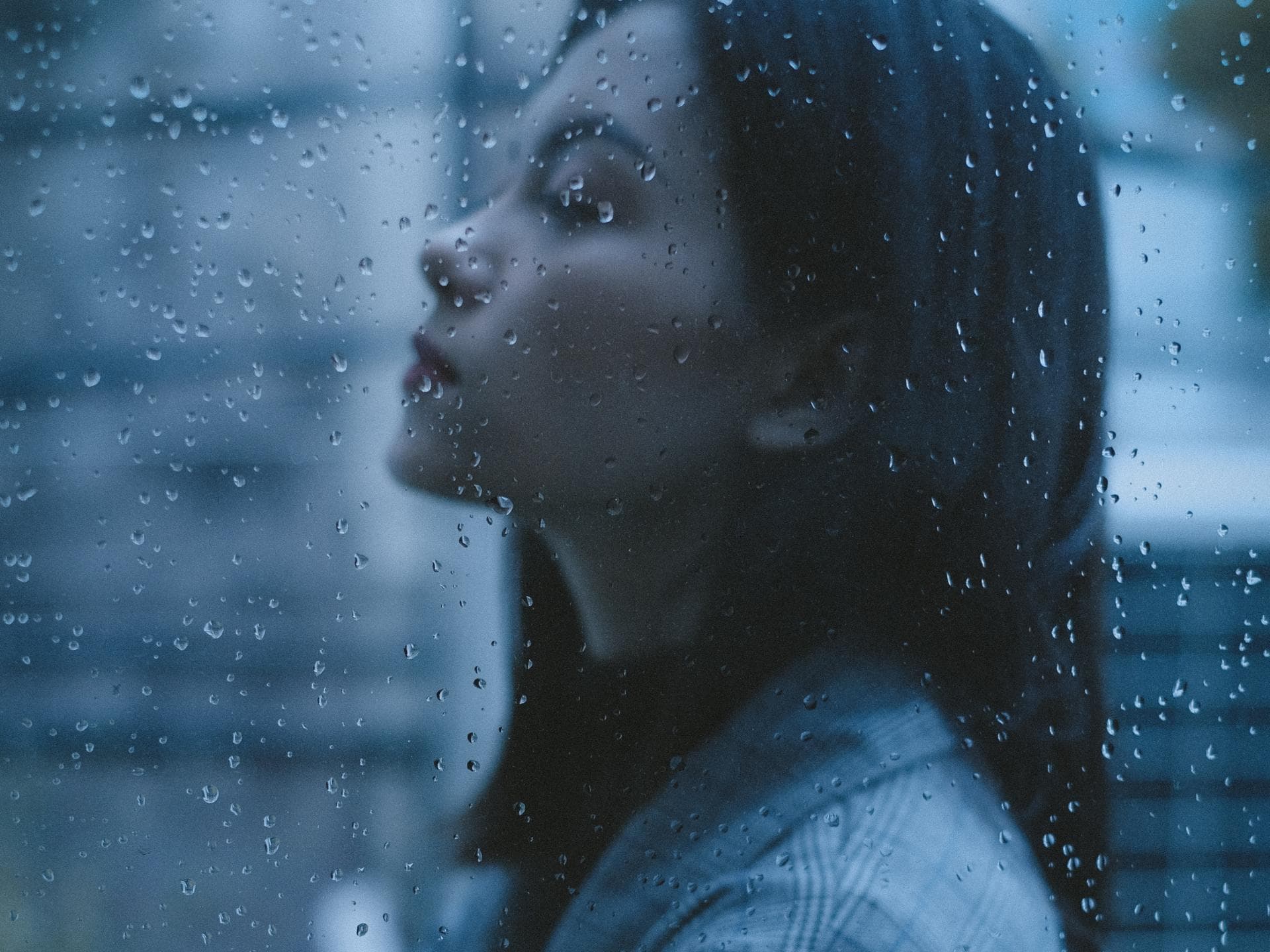 Horoskop Thema: Frau mit geschlossenen Augen im Regen