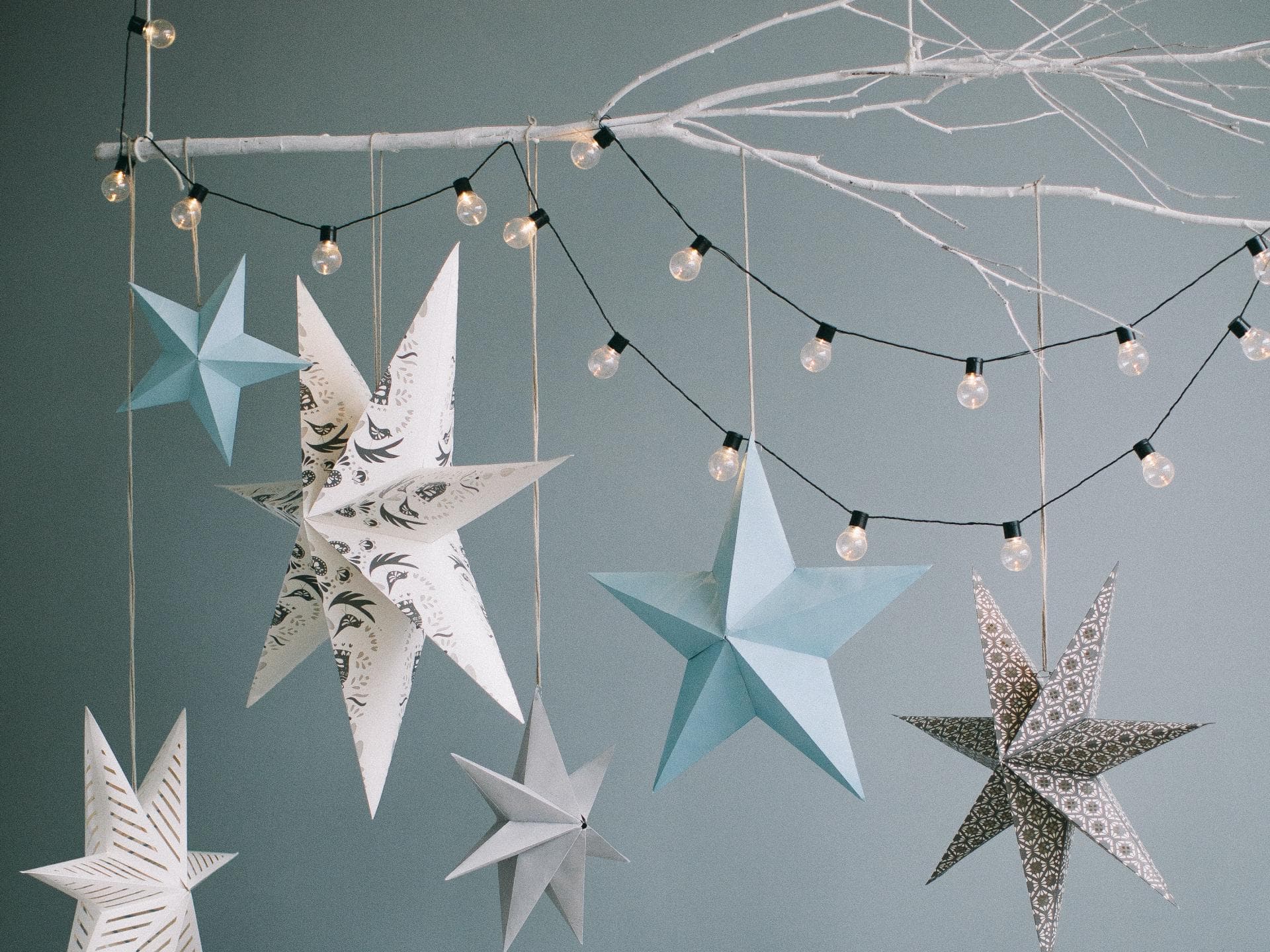 Weihnachtsdeko Sterne hängen von der Decke