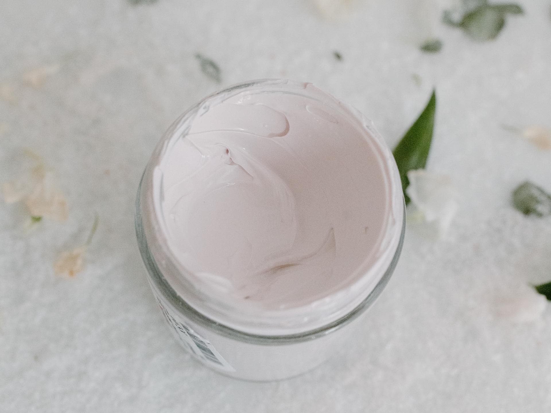 Creme fürs Gesicht im Tiegel