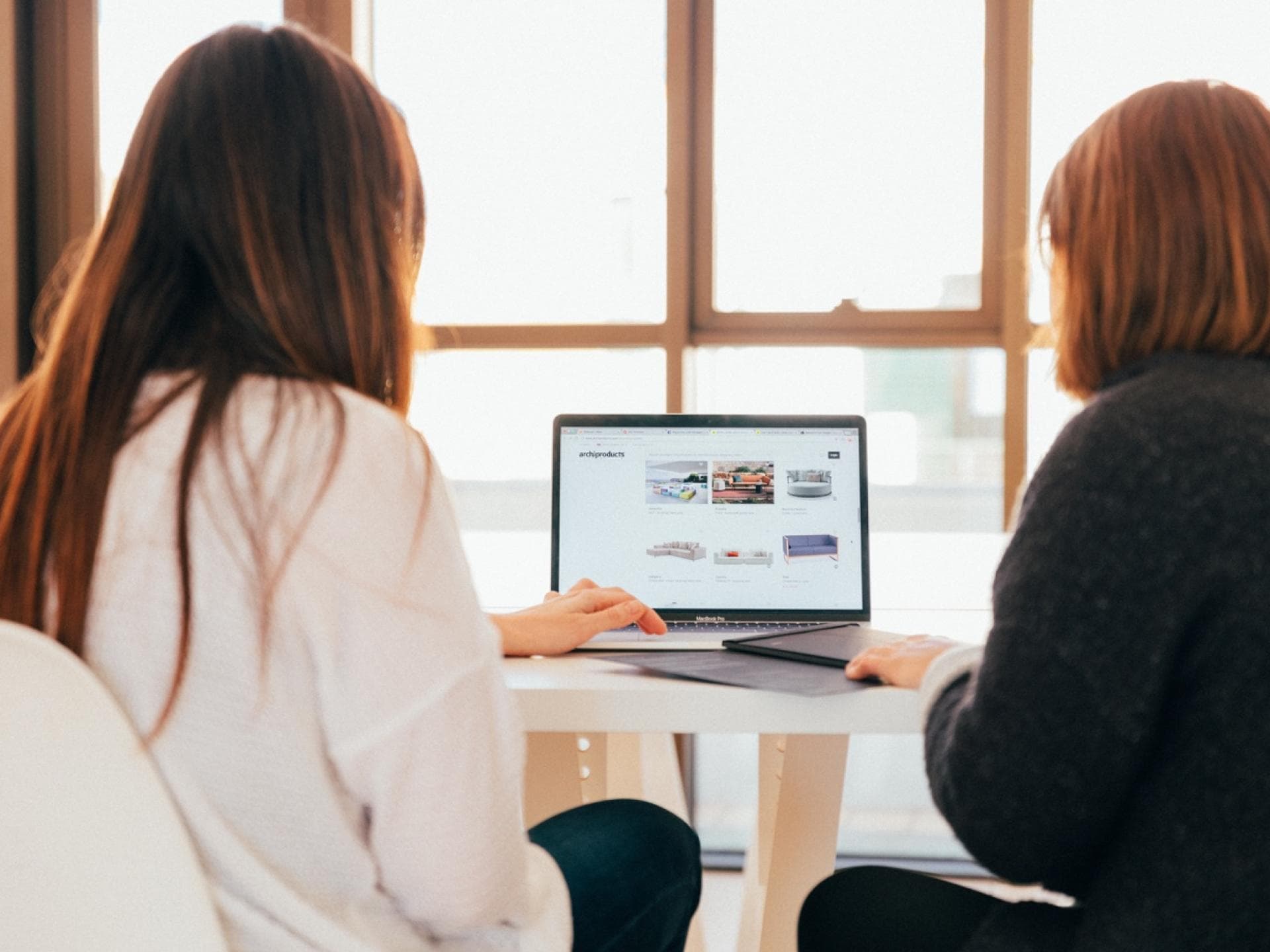 zwei Frauen am Laptop zwei Frauen am Laptop