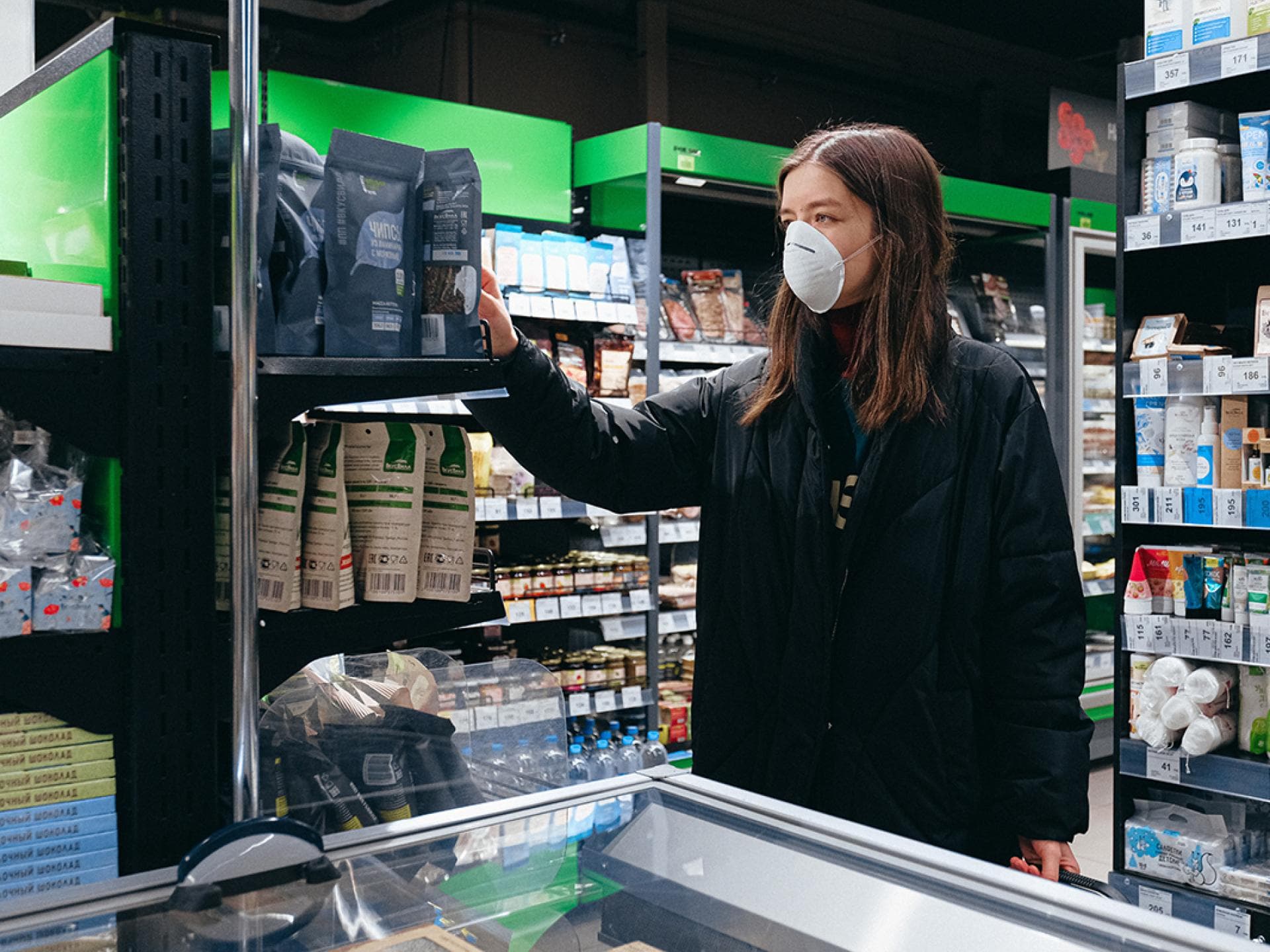 Frau mit Maske im Supermarkt