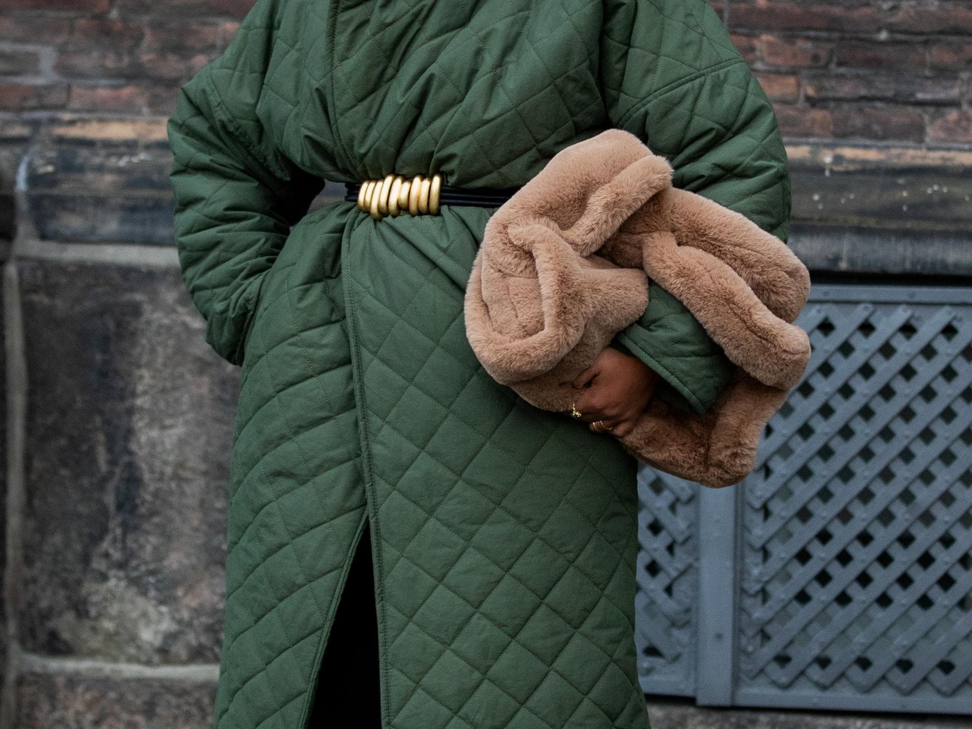 Oumayma Elboumeshouli mit Fake Fur Tasche