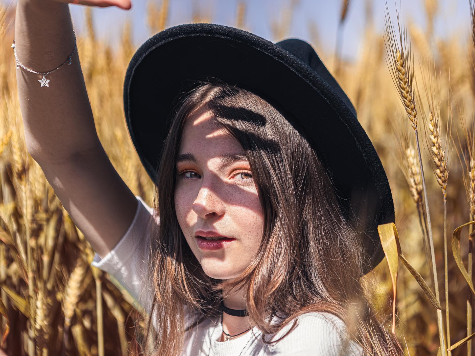 Horoskop Thema: Frau mit Hut im Feld