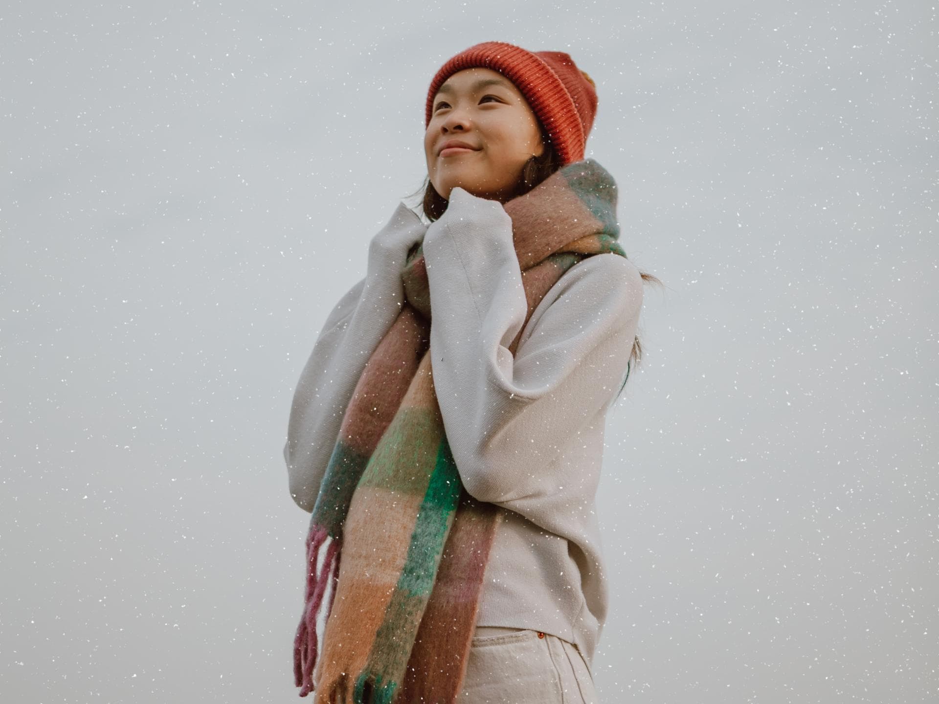 Horoskop Thema Horoskop: Frau im Schnee mit Mütze