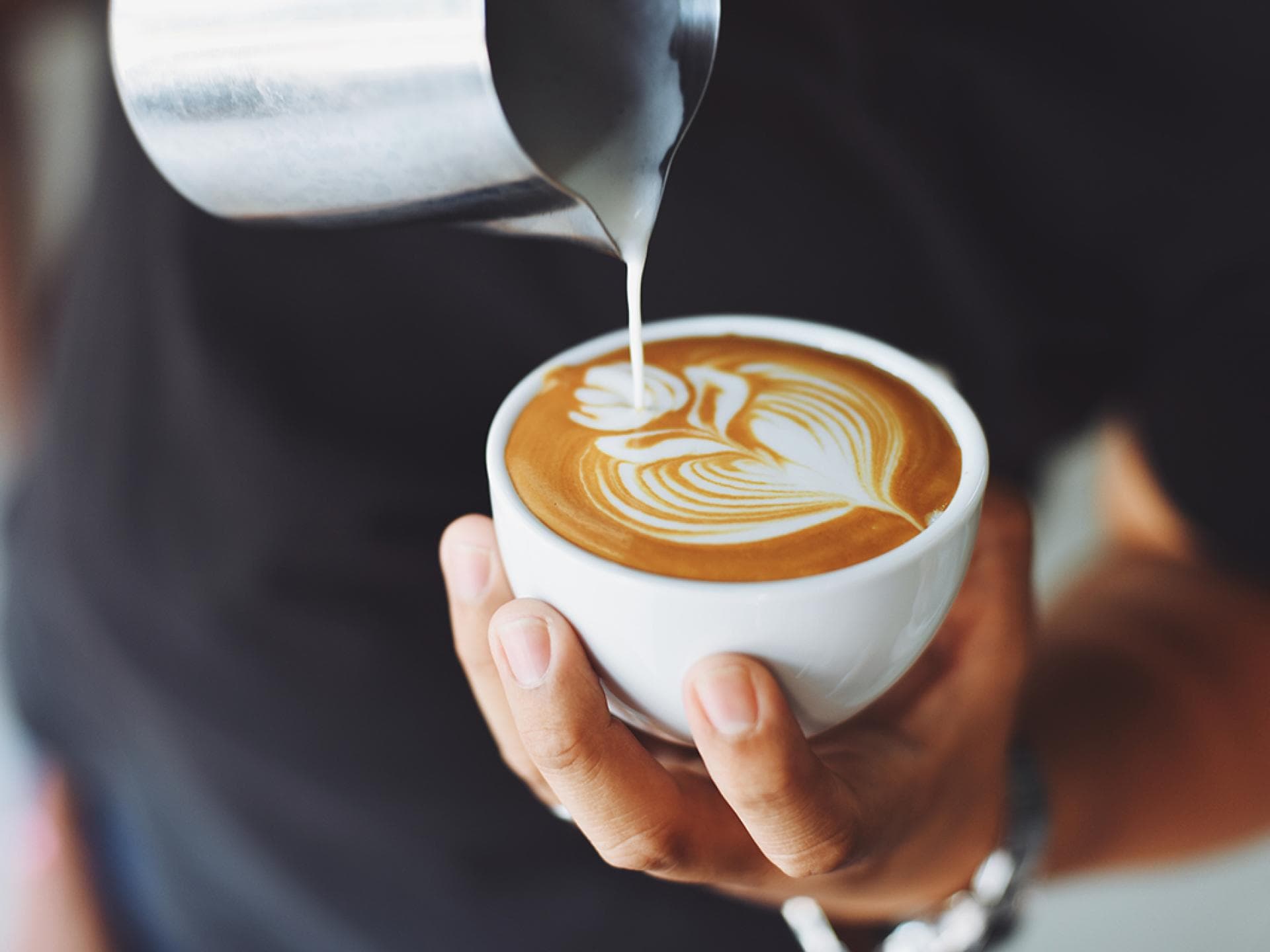 Kaffee mit Milch in der Tasse