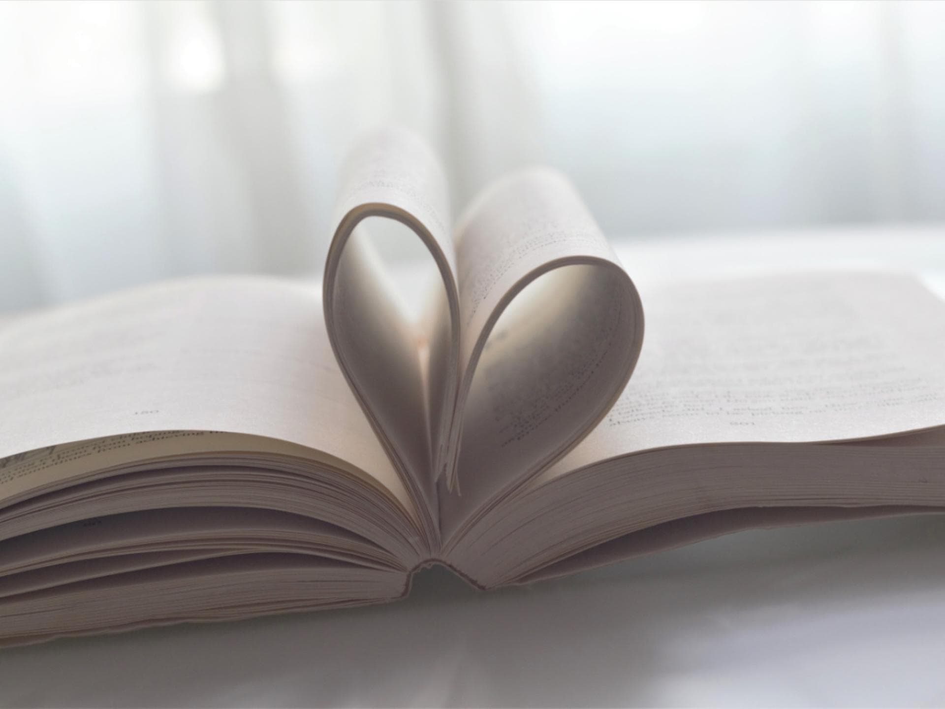 Buch mit Herz aus Seite Buch mit Herz aus Seite