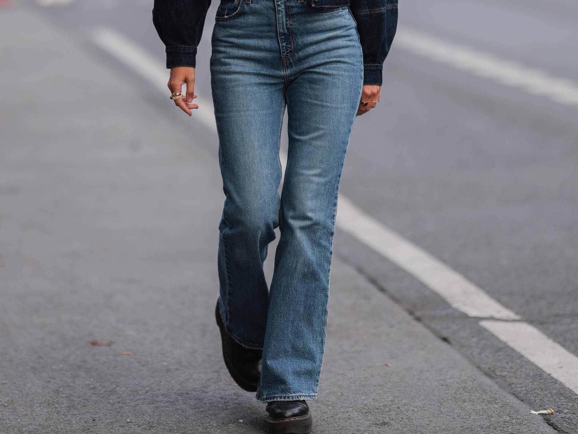 Frau trägt Schlaghose Jeans