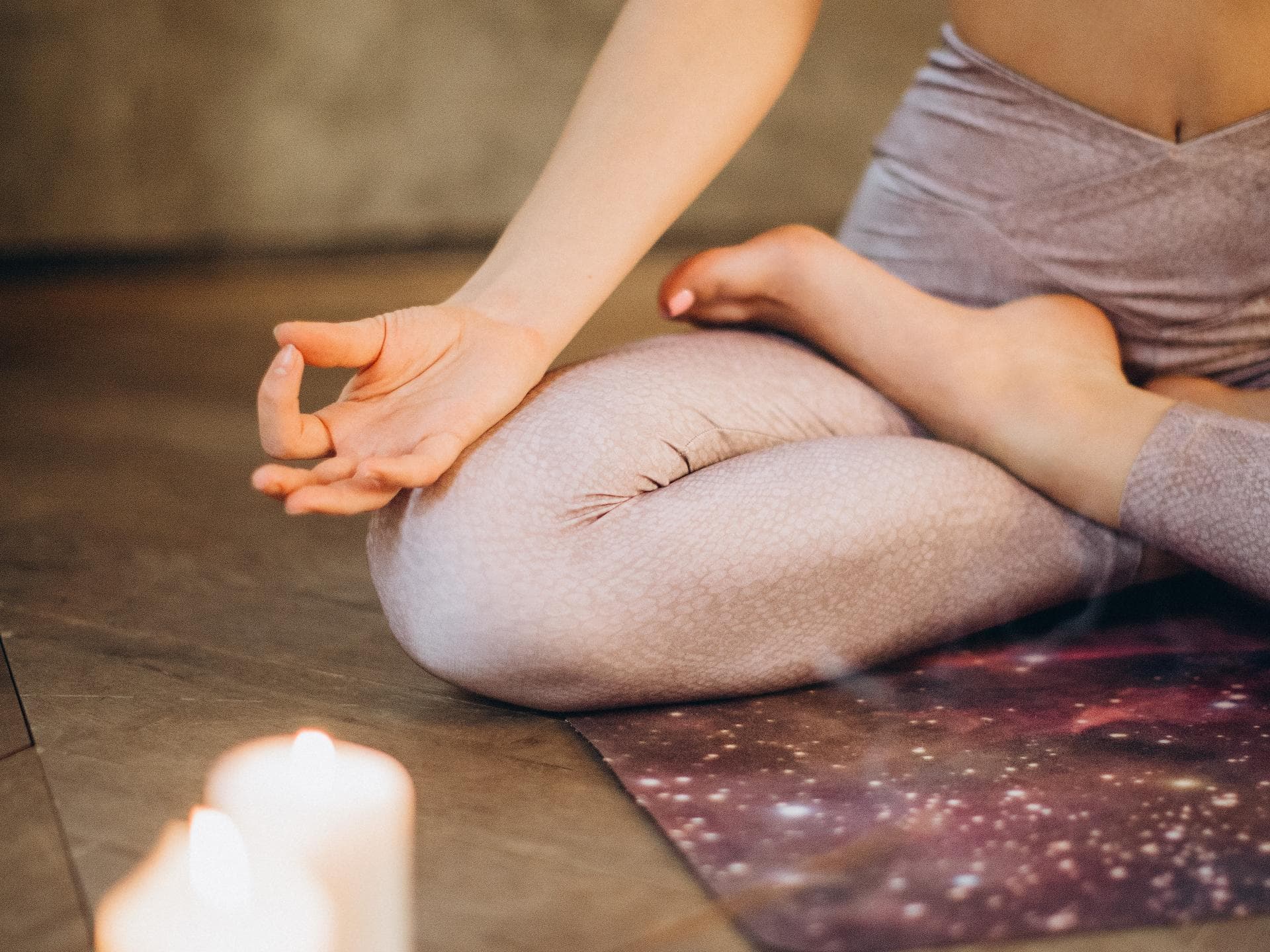 Yoga mit Kerzen und Weihrauch Yoga mit Kerzen und Weihrauch