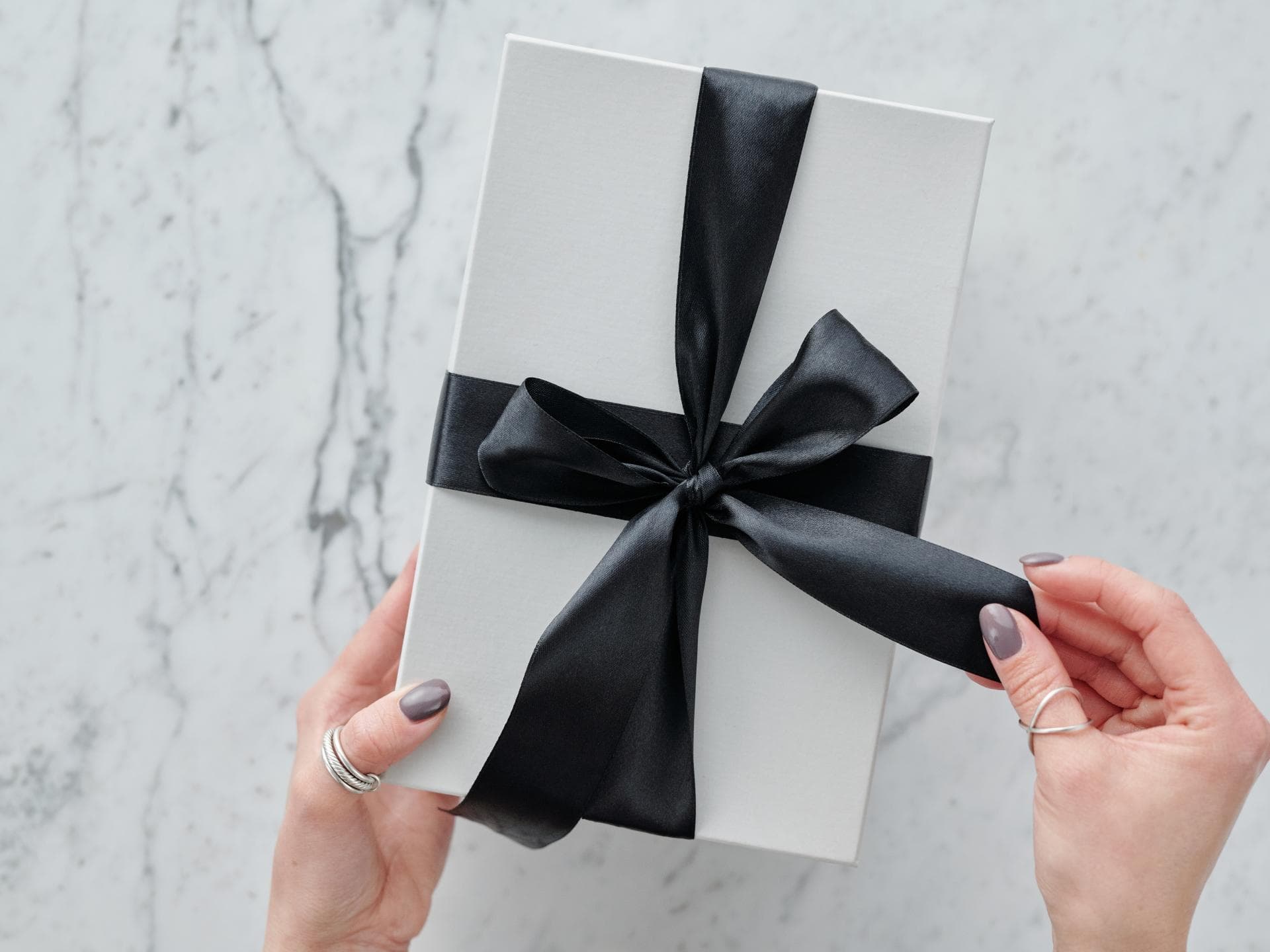 Frau hält Geschenk in Händen