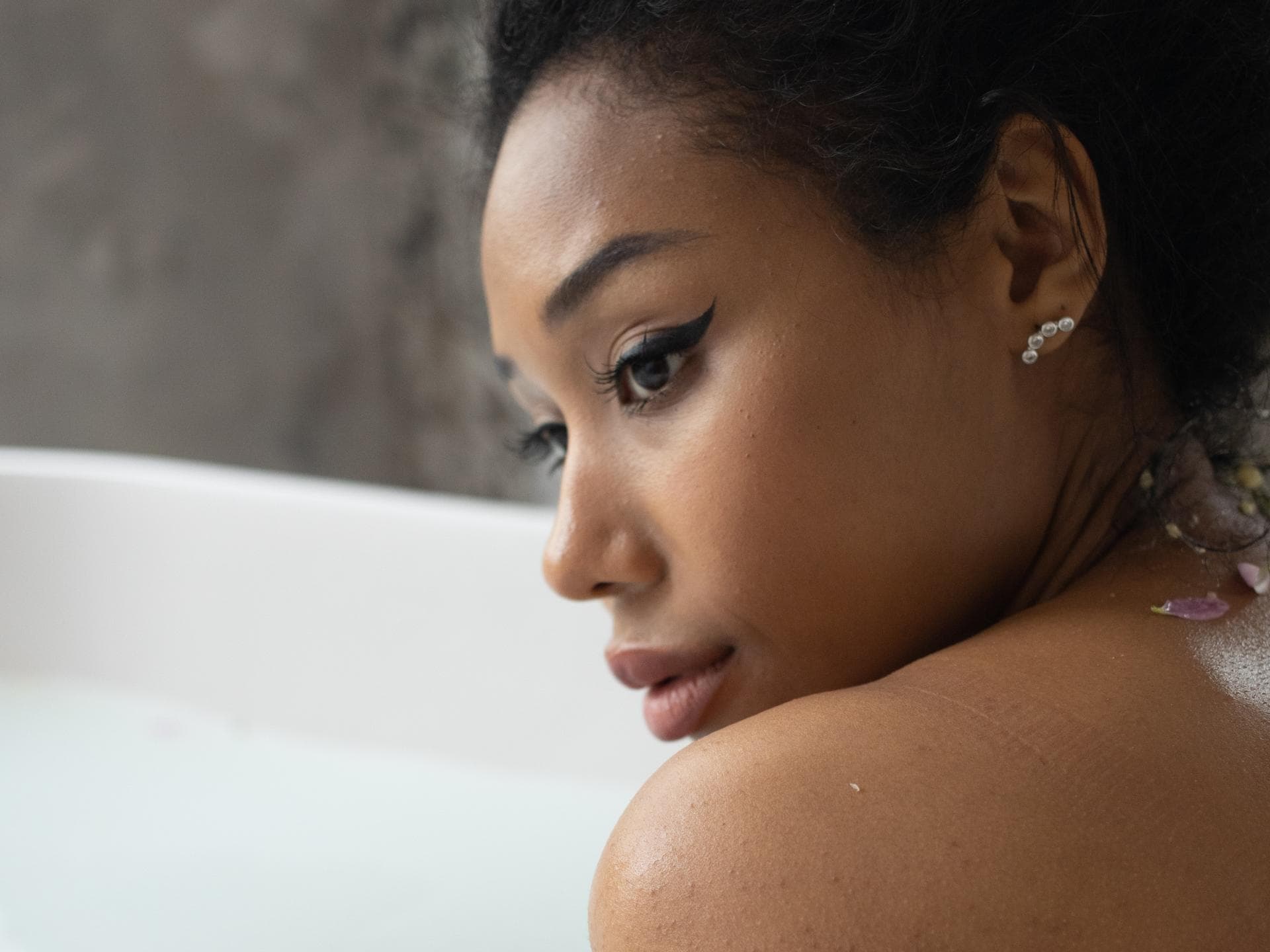 Frau sitzt in Badewanne