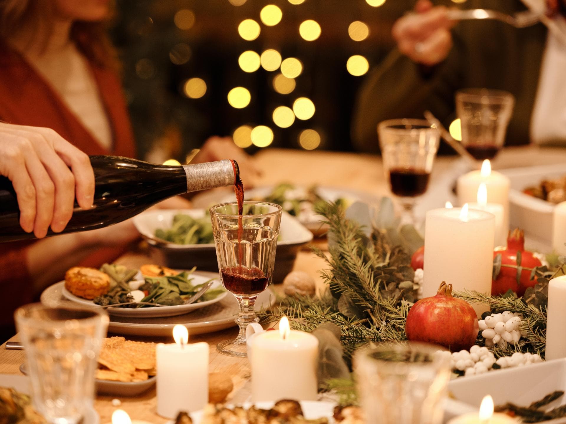 Weihnachtsessen Wein einschenken