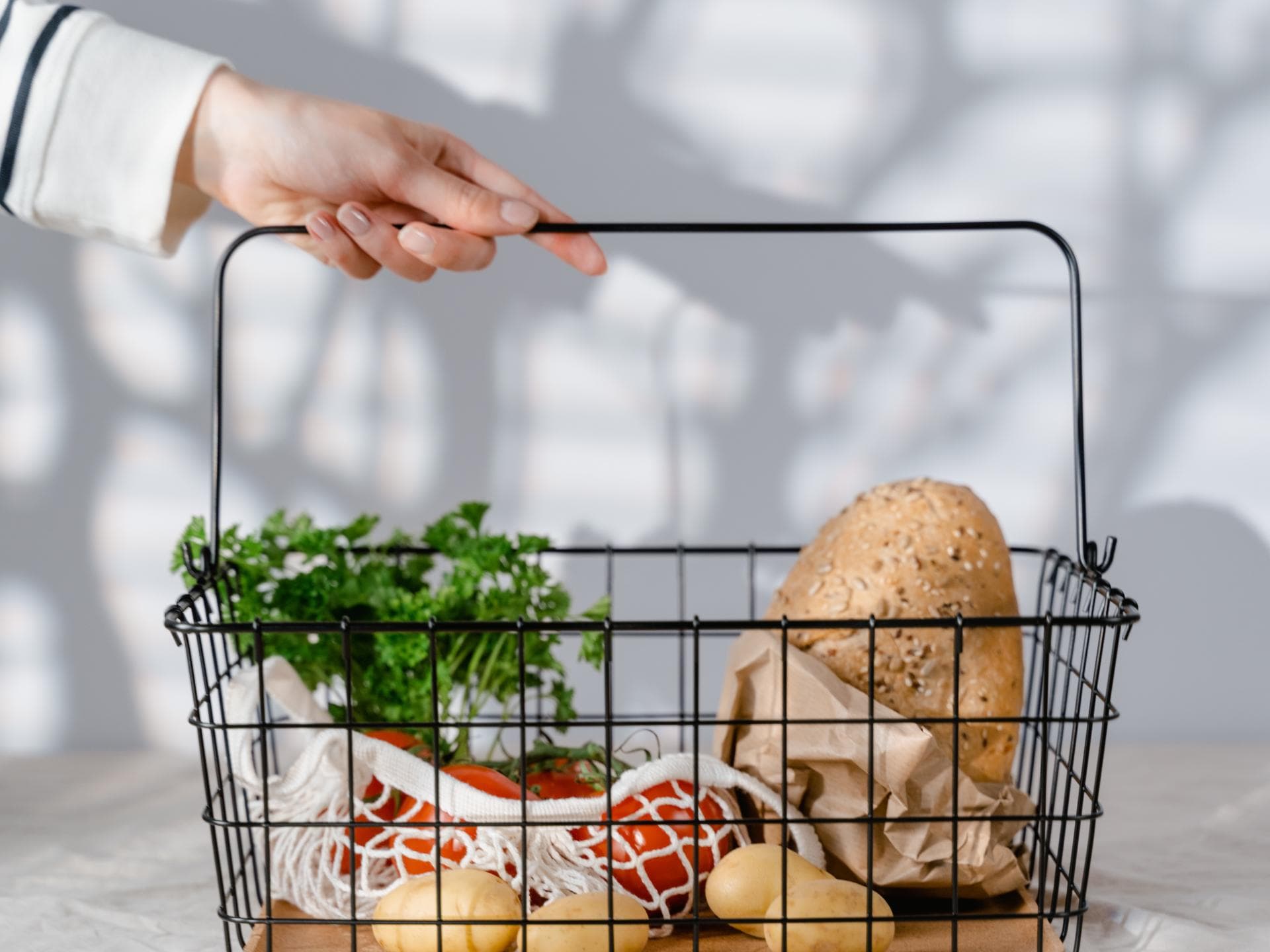 Einkaufskorb Supermarkt mit Lebensmitteln