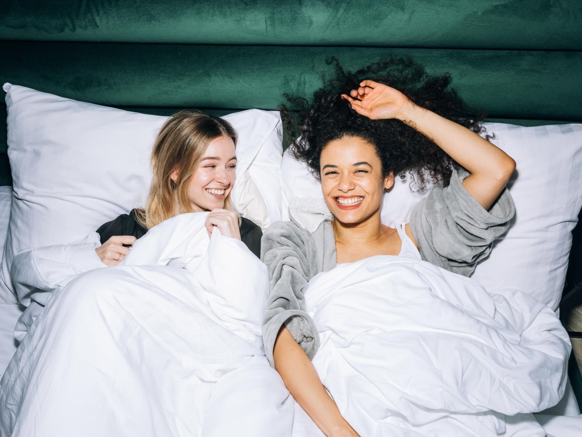 Horoskop Thema Horoskop: Zwei Frauen in einem Bett