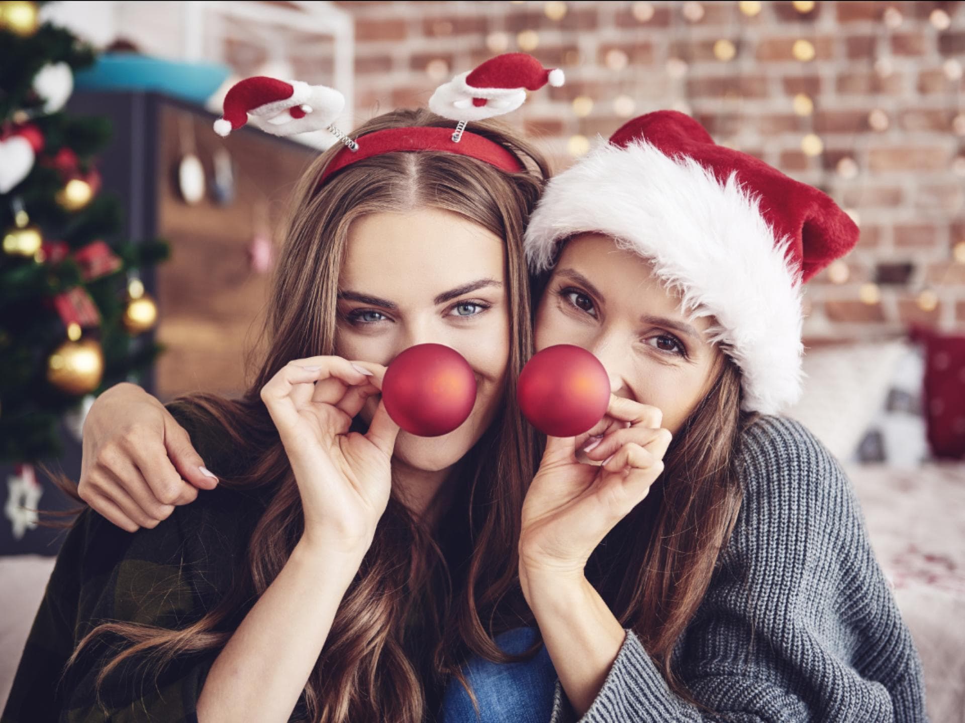 Frauen mit Weihnachtsmützen