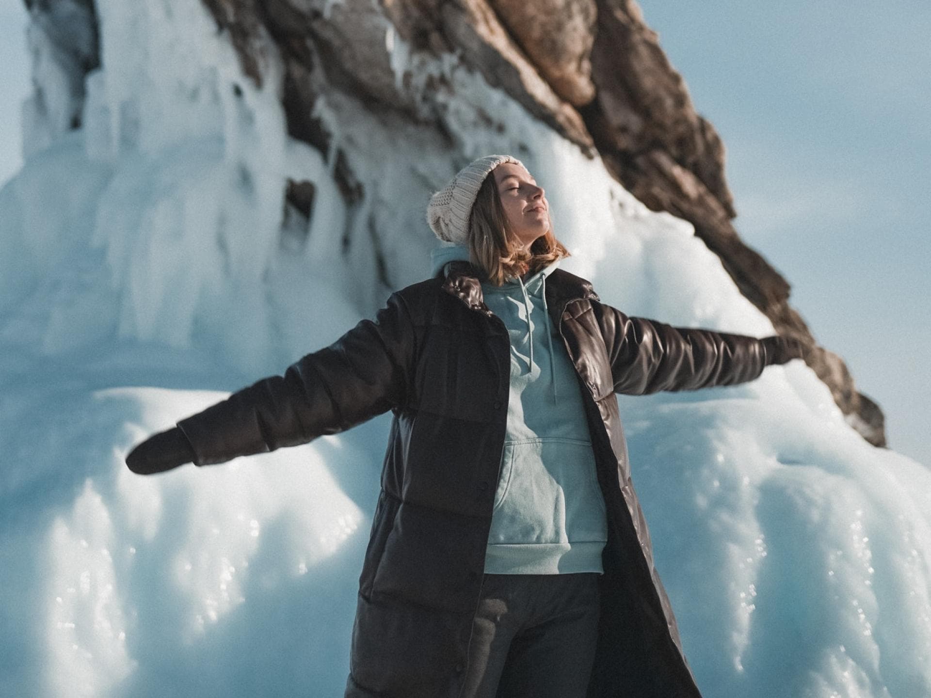 Winterreisen: Frau im Schnee
