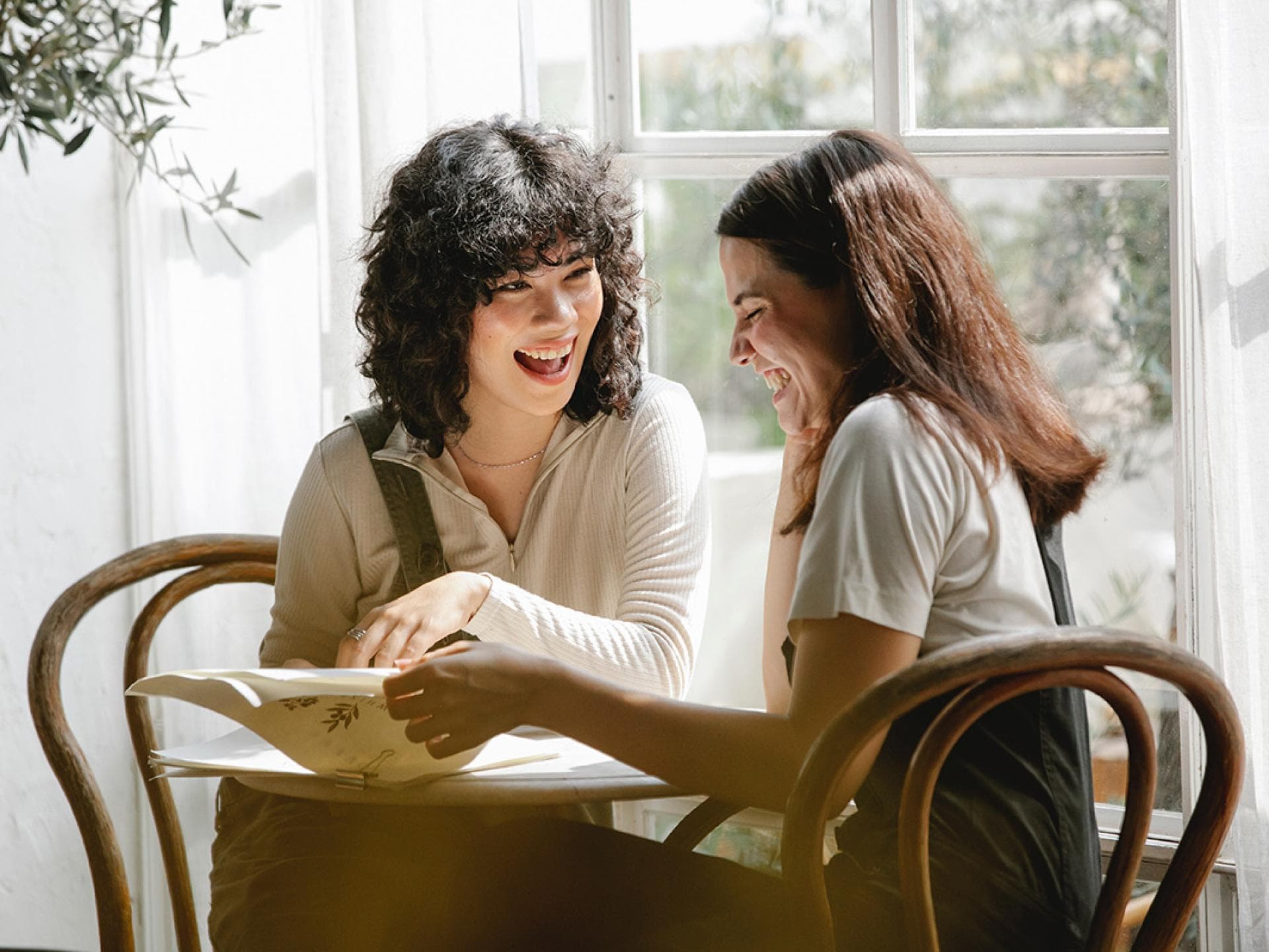 Zwei Frauen lachen miteinander