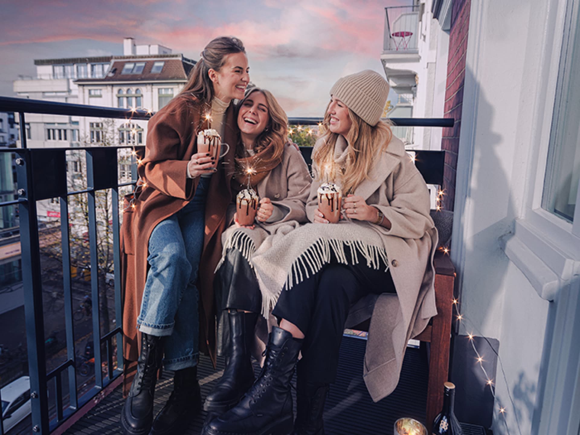 Shoppisticated sitzen auf dem Balkon und genießen Baileys