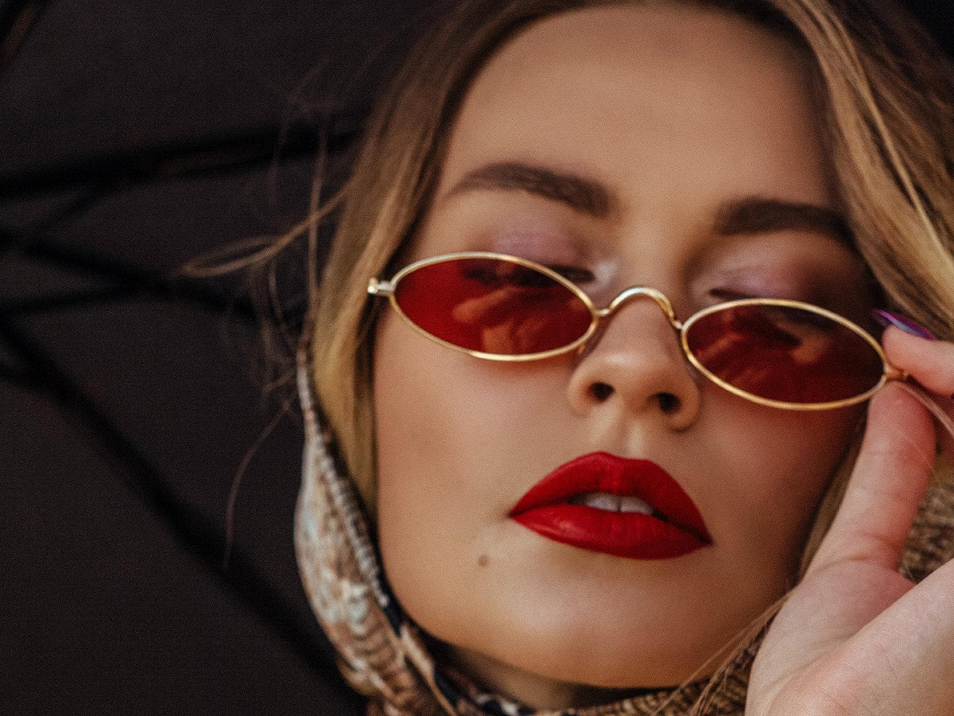 Frau mit roter Sonnenbrille