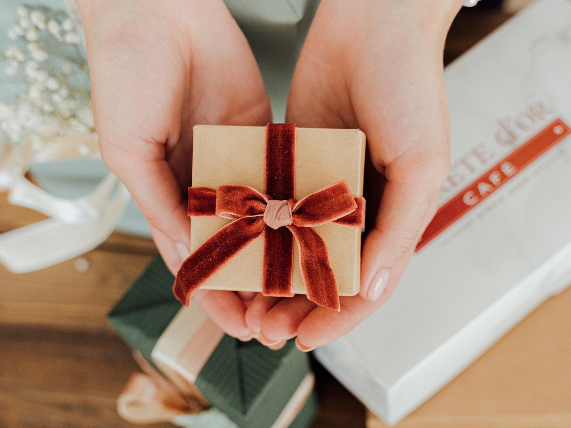Frau hält Geschenk in der Hand