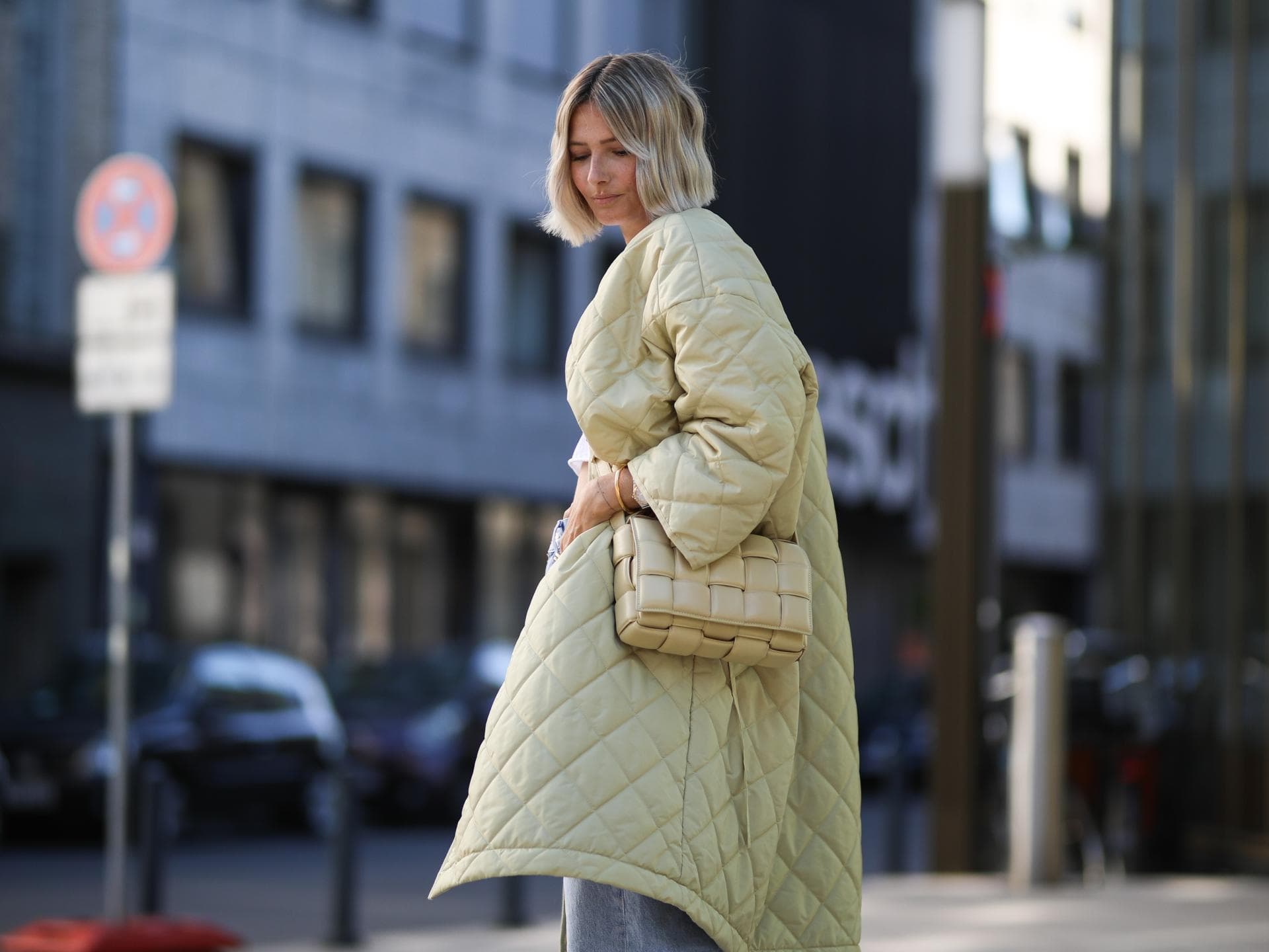 Kathrin Bommann trägt Steppmantel beige