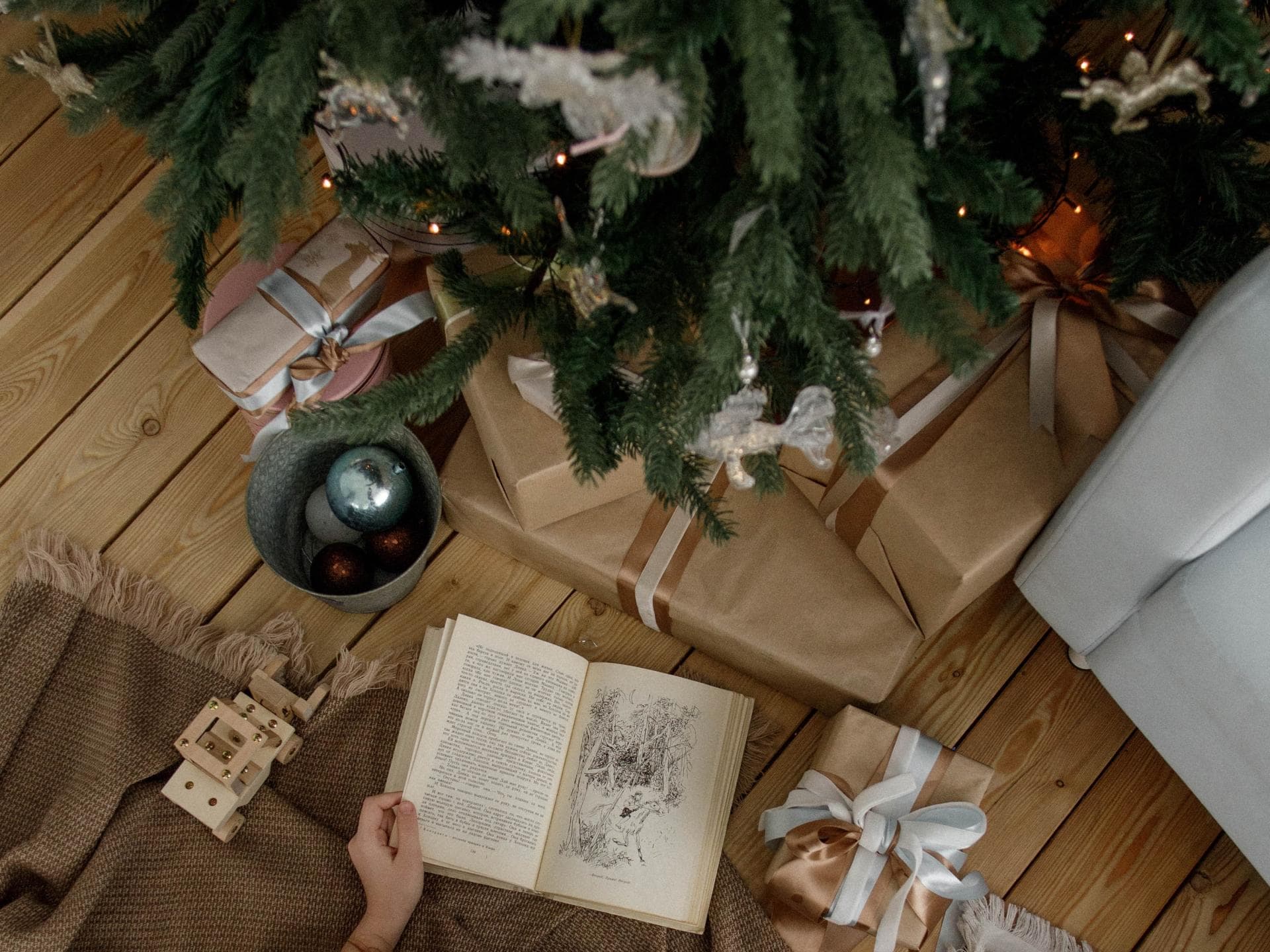 Geschenke unter Tannenbaum