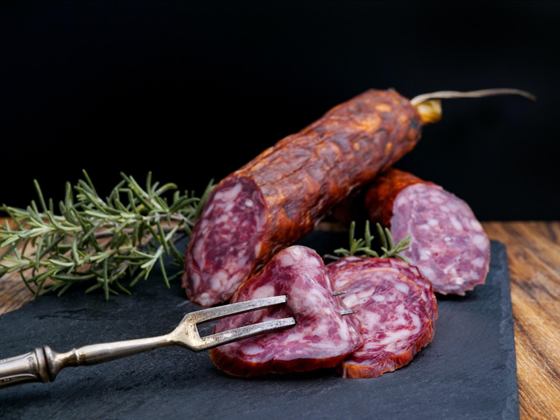 Salami auf einem Tisch 