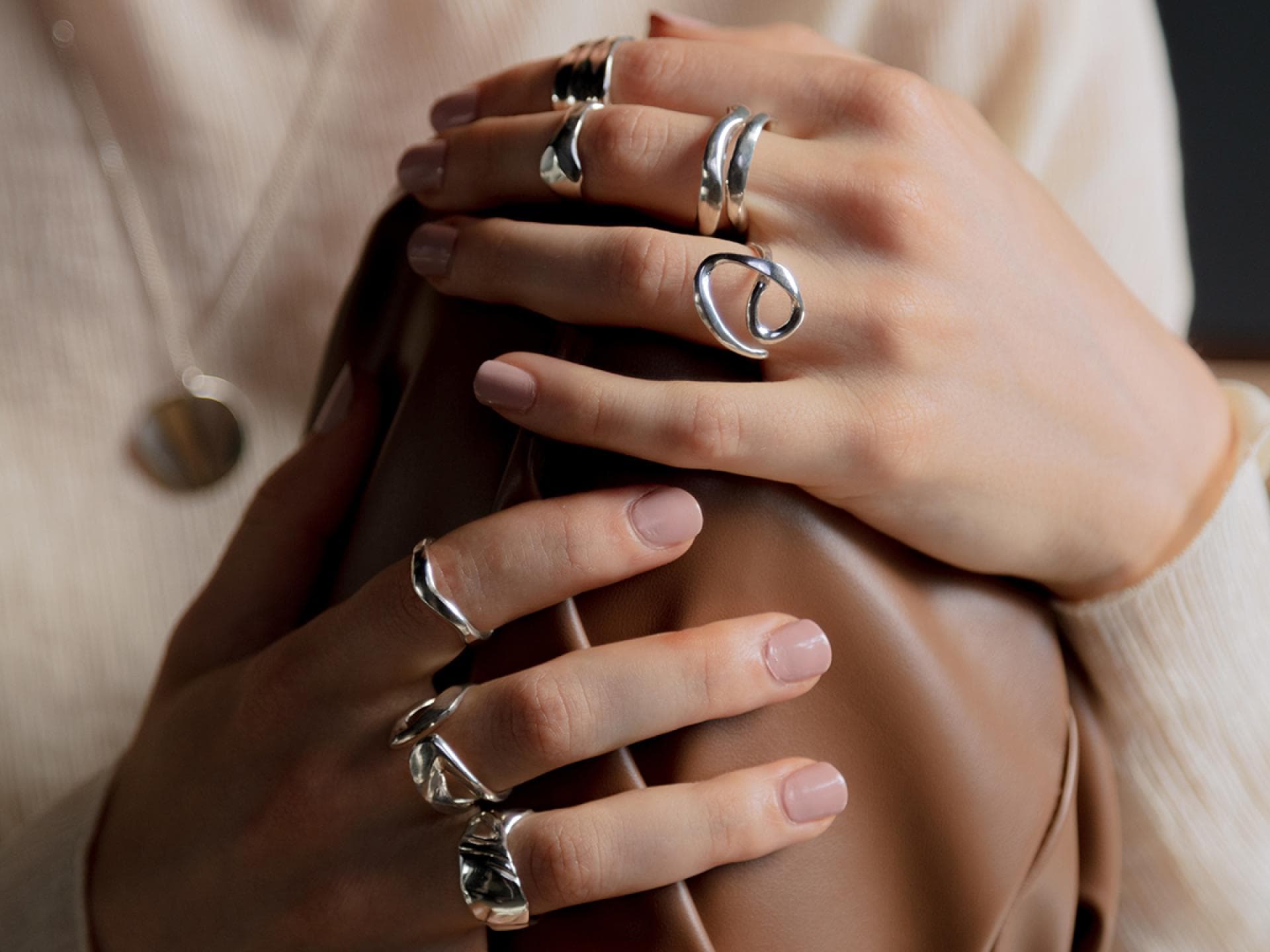 Ringe an einer weiblichen Hand